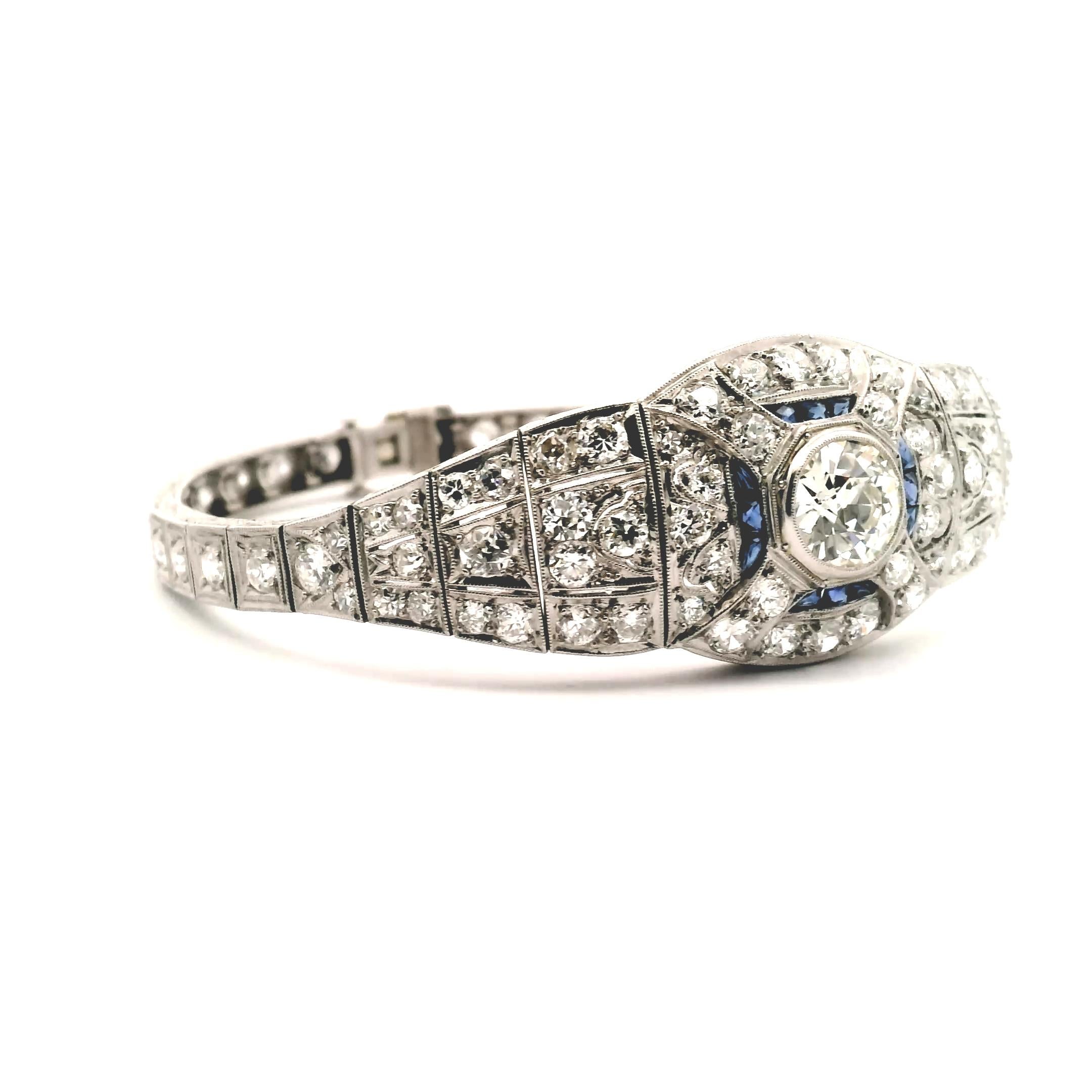 Magnifique bracelet art déco en diamant et saphir.



Diamant central 2.06ct. Le degré de pureté est VS2, le degré de couleur est I.
Le poids total des diamants latéraux est d'environ 6,42 cttw. 
Le degré de clarté est VS2
 Le grade de couleur est