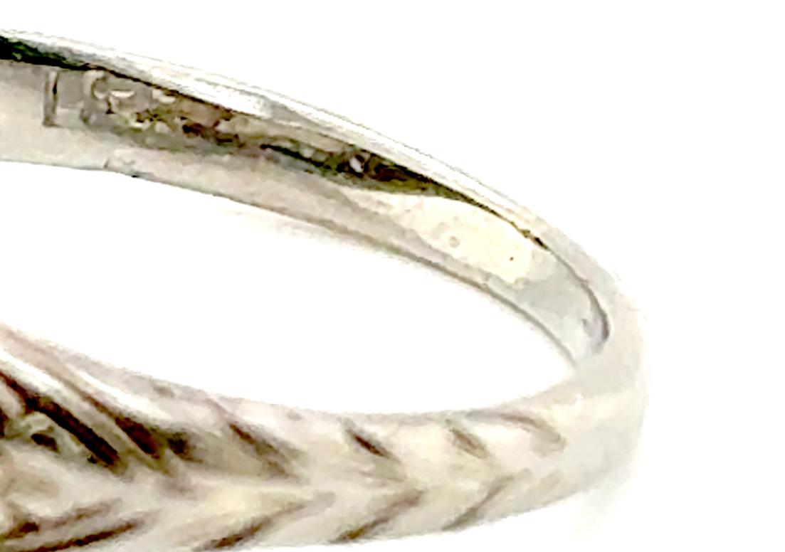 Anello Art Deco con diamanti da 0,58 carati e zaffiri taglio francese, originale del 1920 a 18 carati In condizioni ottime in vendita a Dearborn, MI