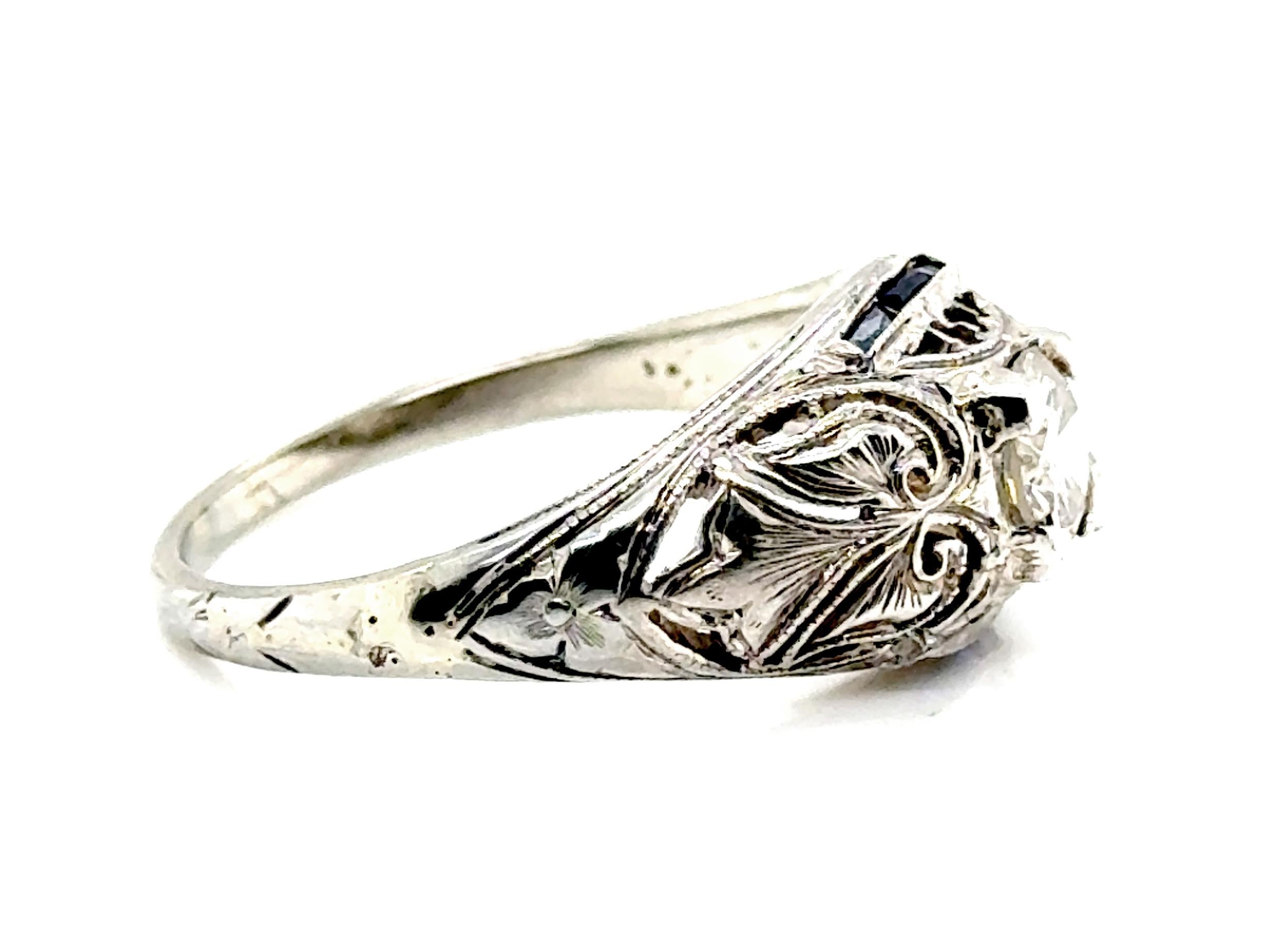 Art Déco Anello Art Deco con diamanti da 0,58 carati e zaffiri taglio francese, originale del 1920 a 18 carati in vendita