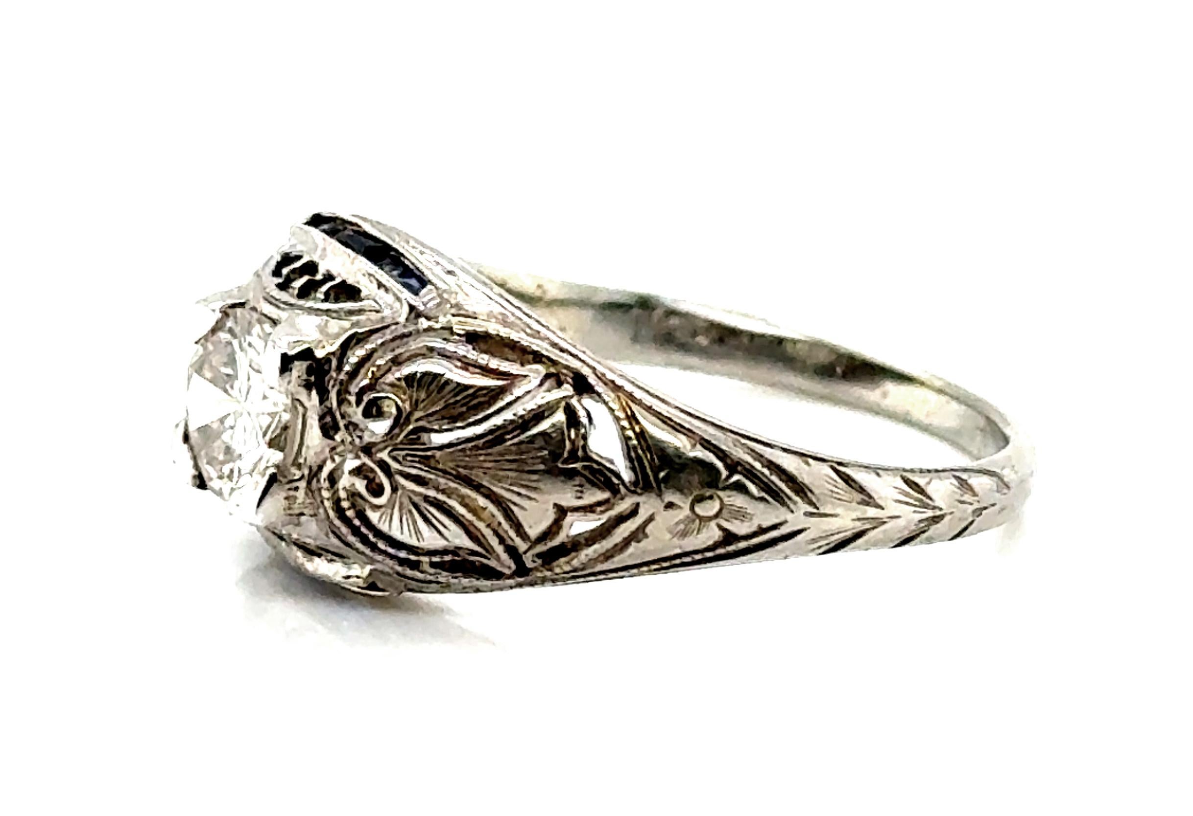 Taglio rotondo Anello Art Deco con diamanti da 0,58 carati e zaffiri taglio francese, originale del 1920 a 18 carati in vendita