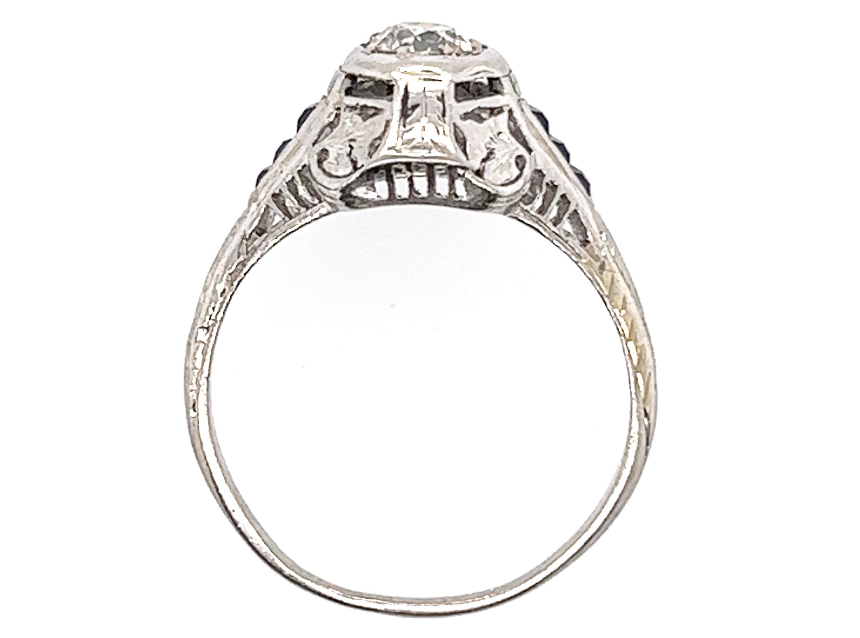 Echtes Original Antik aus 1920's Art Deco .65ct Diamond French Cut Sapphire Verlobungsring Platin 


Mit einem atemberaubenden .40ct H-I/VS Echten Alt-Europäischen Schliff Natürlich geschliffener Diamant im Zentrum

Umgeben von 6 Saphiren im