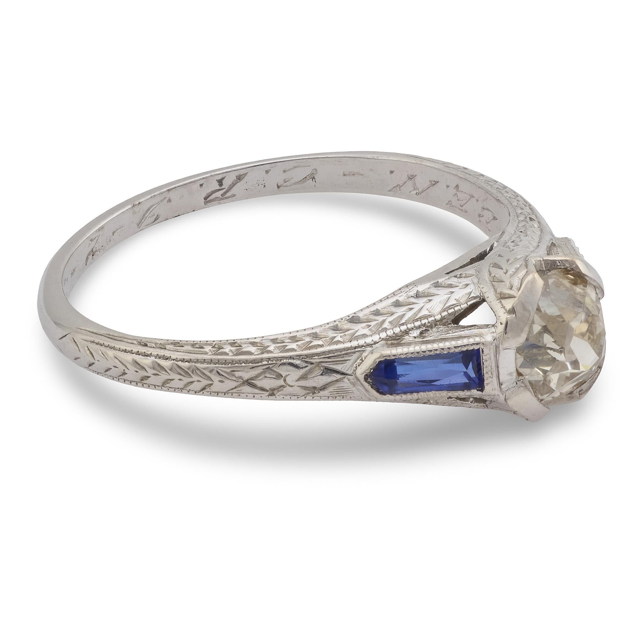 Anillo de compromiso Art Déco de platino con zafiro y diamantes Art Decó en venta