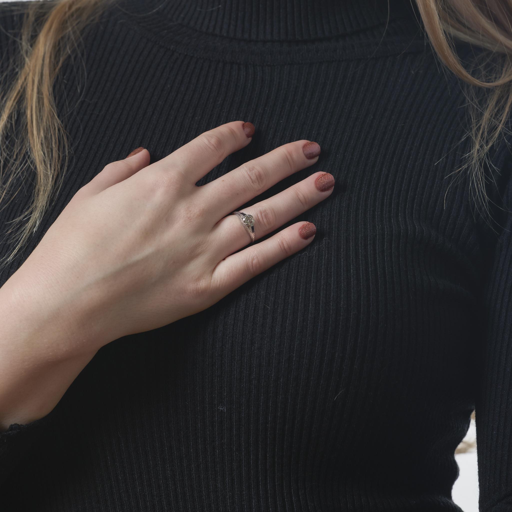Anillo de compromiso Art Déco de platino con zafiro y diamantes Talla antigua en venta