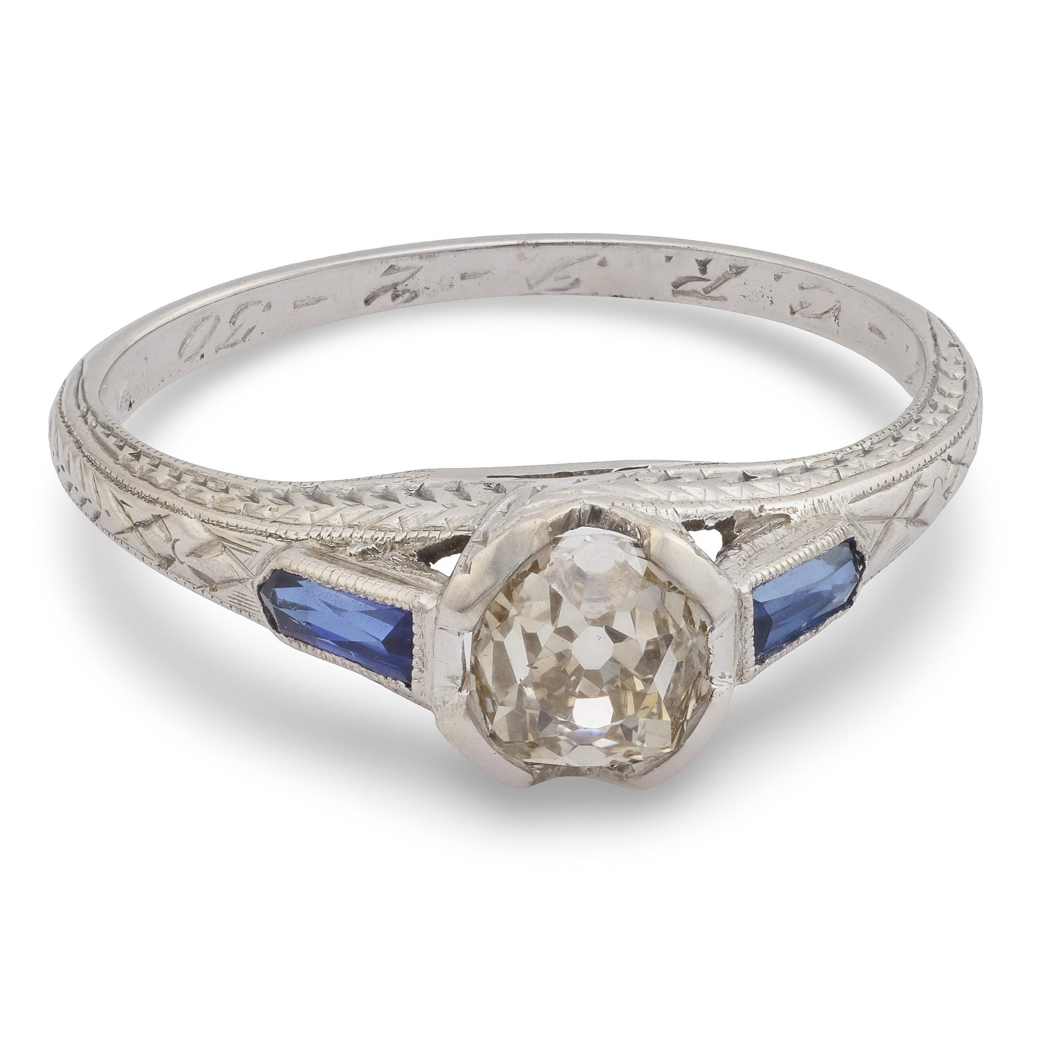 Anillo de compromiso Art Déco de platino con zafiro y diamantes en venta 2