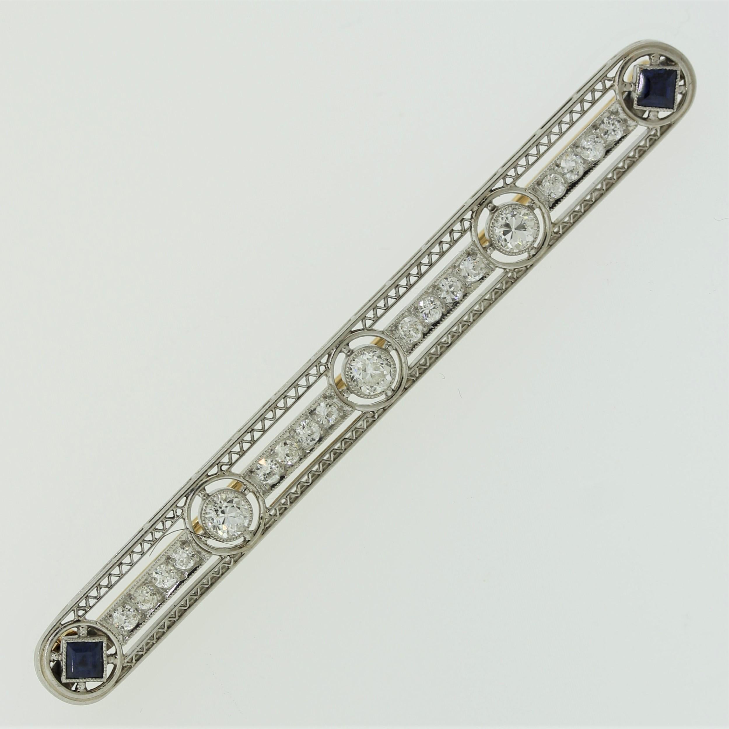 Eine schöne Antiquität aus der frühen Art-déco-Ära, um 1920. Das Originalstück weist 19 weiße Diamanten im europäischen Brillantschliff auf, von denen die größten 3 in der Mitte des Stücks gefasst sind. Zwei Saphire im französischen Schliff