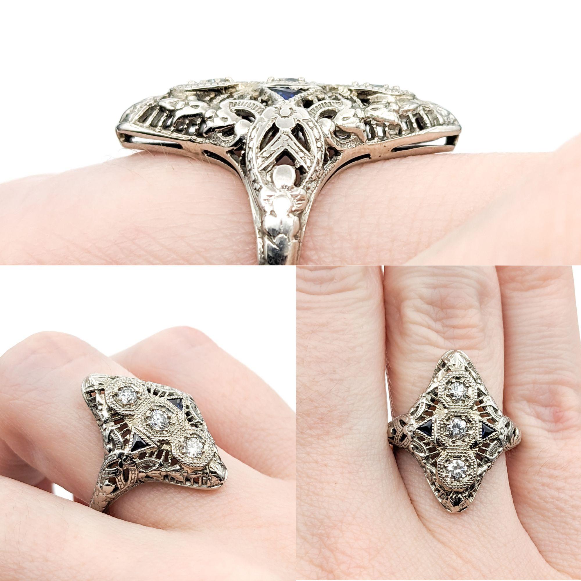 Art Deco Diamant & Saphir Ring in Weißgold

Entdecken Sie die Eleganz der Art-Déco-Ära mit diesem antiken Ring, der meisterhaft aus 18-kW-Weißgold gefertigt ist. Dieser Ring ist eine atemberaubende Darstellung des unverwechselbaren Stils und der