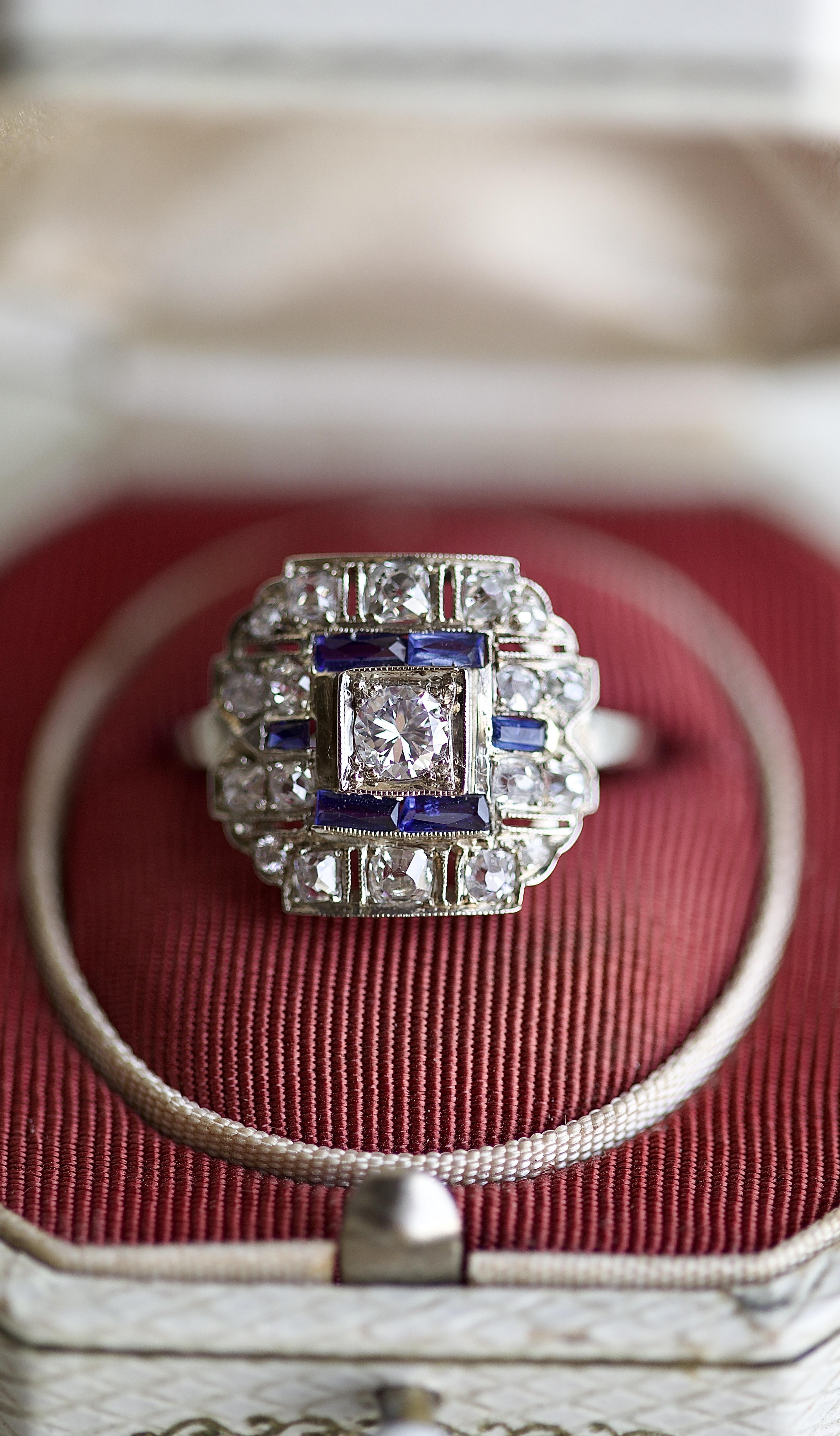 Art Deco Diamond Sapphire White gold Ring In Excellent Condition For Sale In Beverly Hills, CA