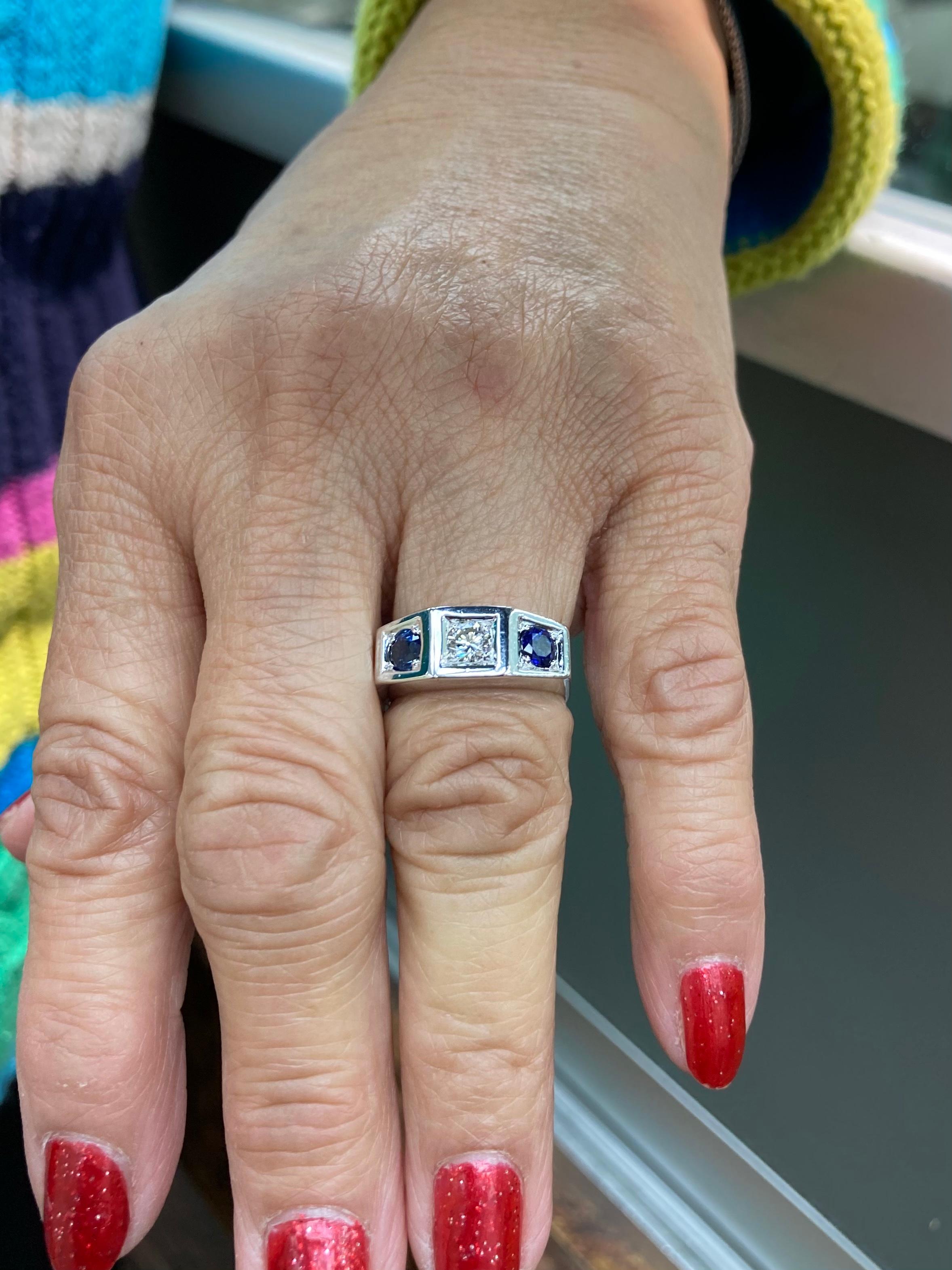Anello a tre pietre con diamante e zaffiro in oro bianco 18 carati e platino, in stile Art Deco 1930 in vendita 1
