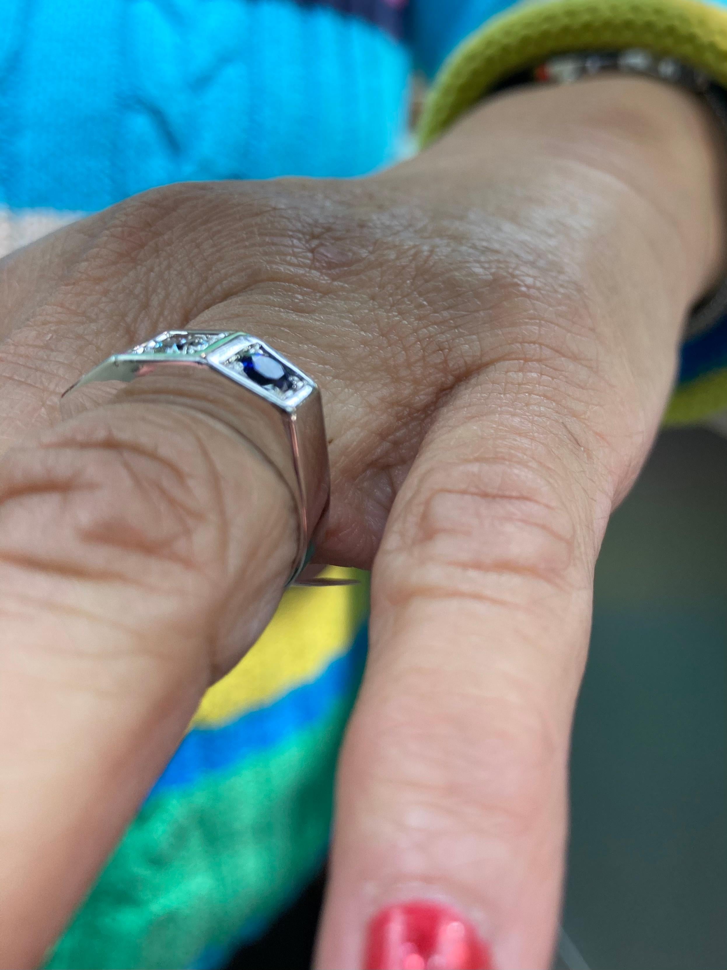 Anello a tre pietre con diamante e zaffiro in oro bianco 18 carati e platino, in stile Art Deco 1930 in vendita 2