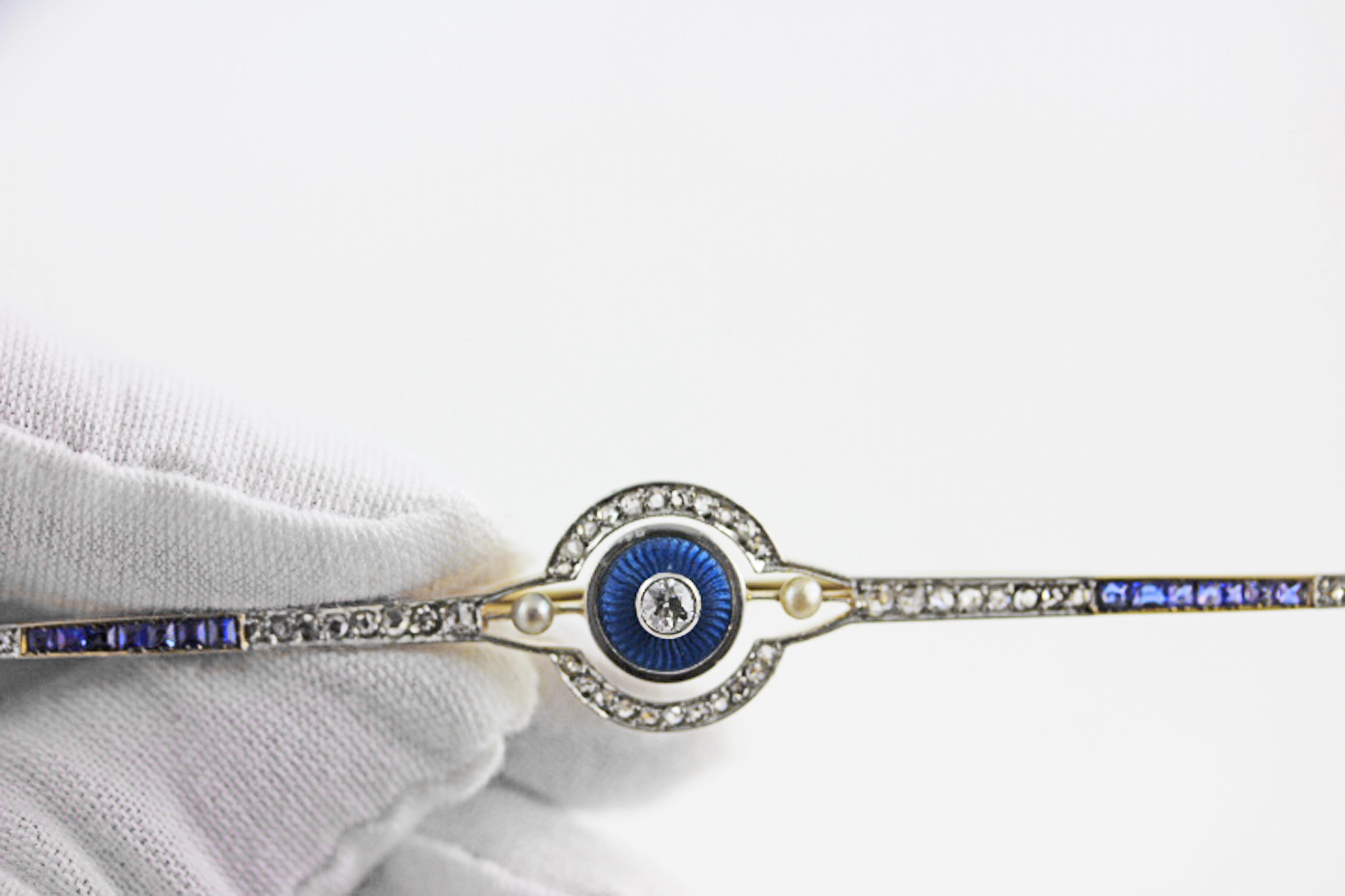Diese atemberaubende und ganz besondere originelle Art-Déco-Bar-Anstecknadel ist aus 14-karätigem Gelbgold gefertigt. Das elegante geometrische Design besteht aus funkelnden Diamanten, die mit leuchtend blauen Saphiren durchsetzt und mit Perlen