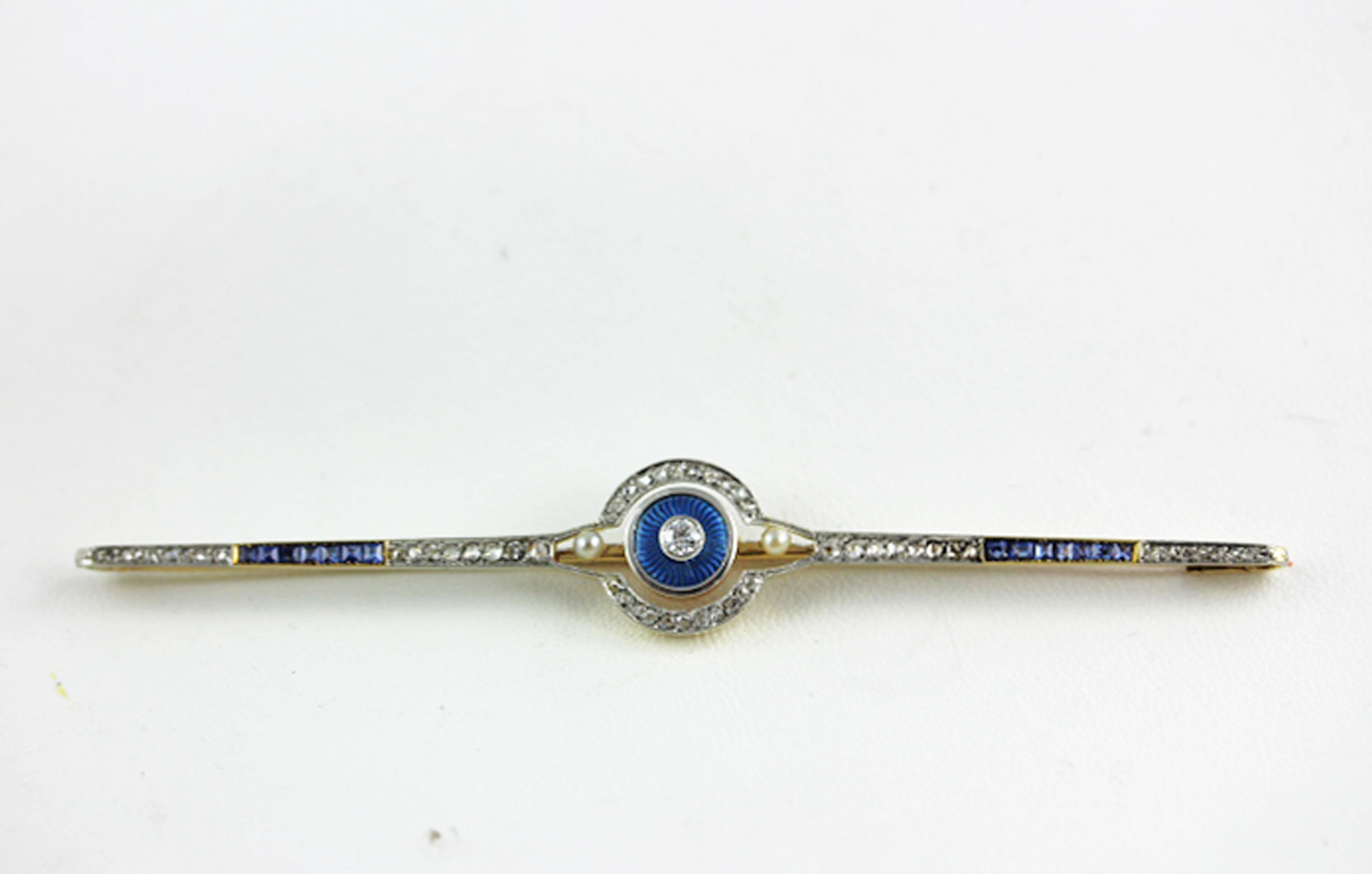 Art Deco Diamond Sapphires Pearls Platinum Yellow Gold Bar Pin Brooch In Excellent Condition For Sale In Milano, IT