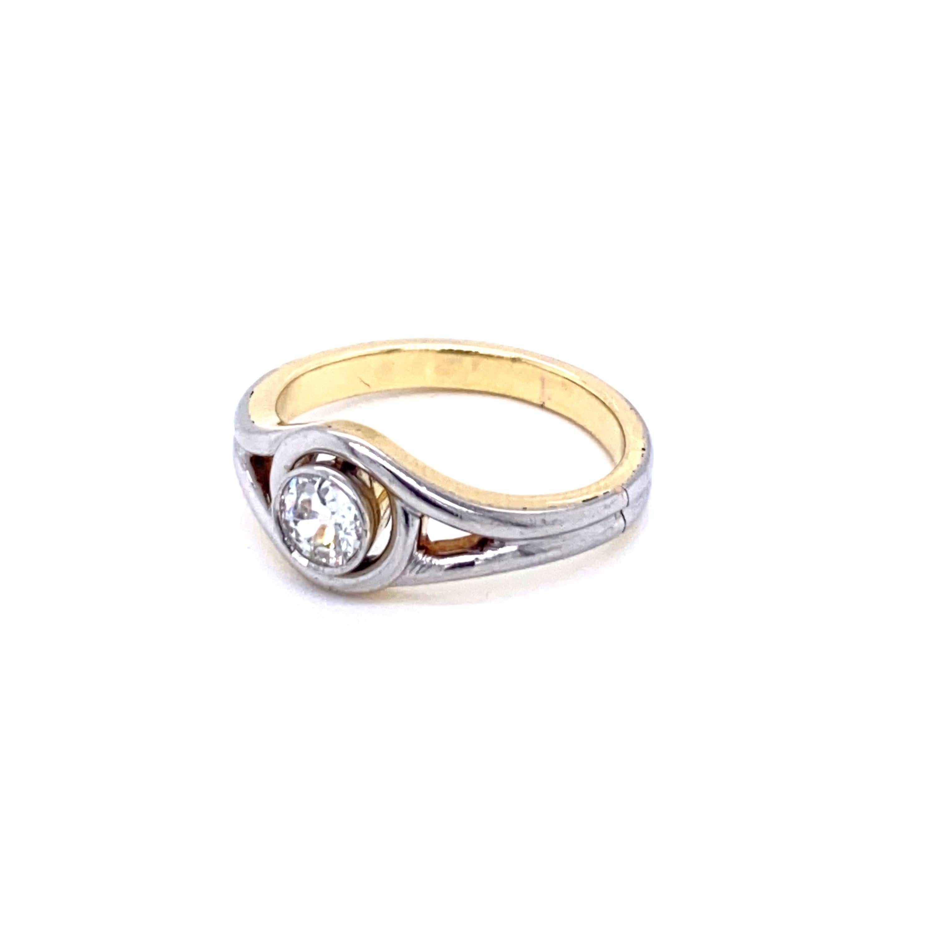 Art Deco Diamond Solitaire Platinum Gold Bicolor Ring In Excellent Condition In Napoli, Italy