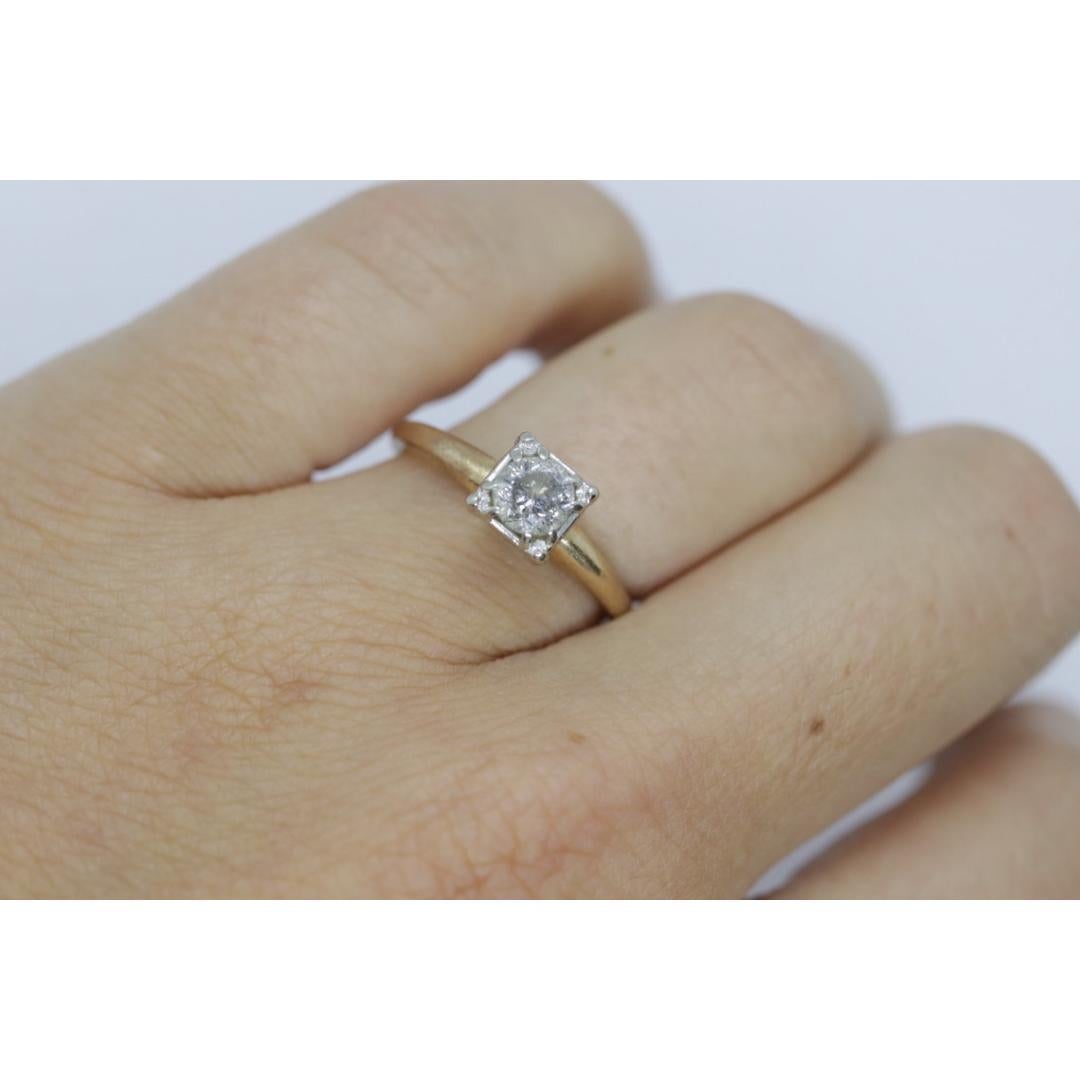 Vintage By aus den 1950er Jahren
MATERIALIEN: Stein
Edelstein: Diamant
Edelsteinfarbe: Farblos
Bandfarbe: Gold

Stil: Art deco

Erstaunlicher Art Deco Solitär-Ring. Diamant in einem quadratischen Tisch gefasst. 14k Weiß- und Gelbgold.

Geschätzter
