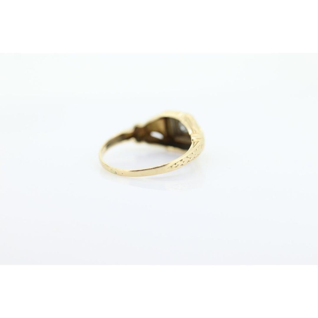 Vintage from the 1950s
Size: 4 1/4 US
Materials: Stone
Gemstone: Diamond
Gem color: Colorless
Band color: Gold

Style: Art deco


Amazing Art Deco Solitaire ring. Diamond set in a square table. 14 yellow gold.

Details:
1.3grams total weight
2.8mm