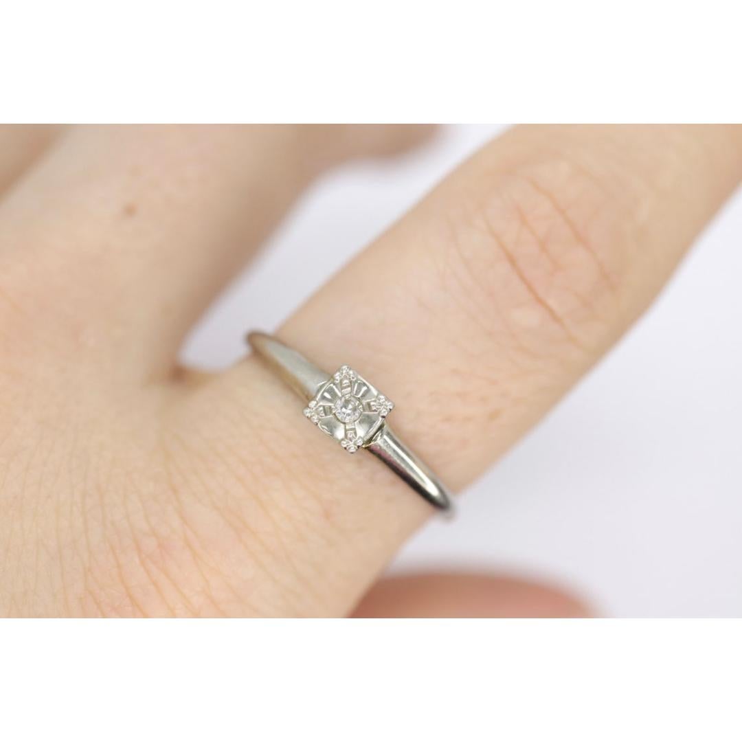 Vintage By aus den 1920er Jahren
MATERIALIEN: Stein
Edelstein: Diamant
Edelsteinfarbe: Farblos
Bandfarbe: Gold

Stil: Art deco


Erstaunlicher Art Deco Solitär-Ring. Diamant in einem quadratischen Tisch gesetzt. 18k Weißgold oben auf dem