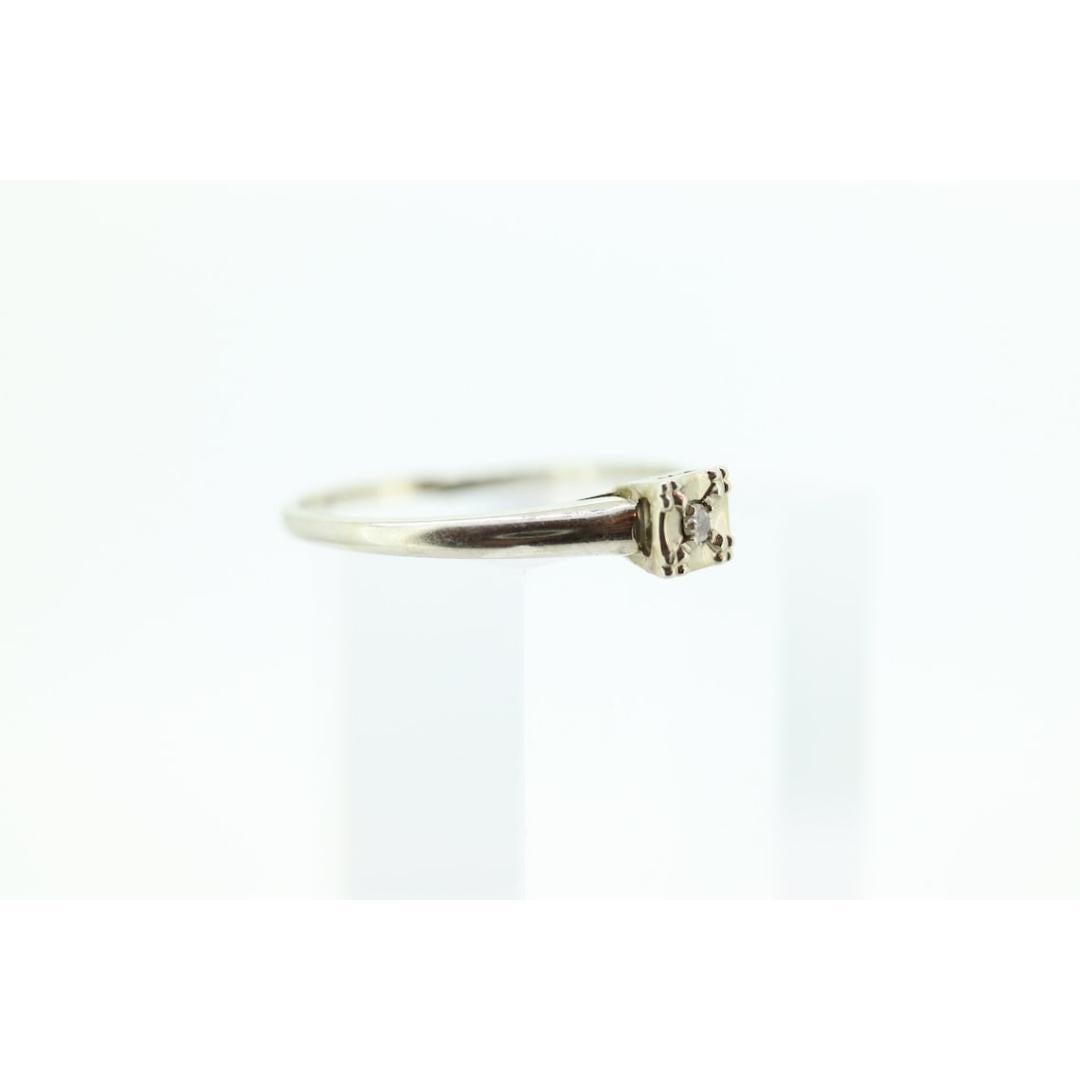 Art Deco Diamant Solitär Ring. 18k Gold quadratisch gefasster Diamant Solitär Ring. (Rundschliff) im Angebot