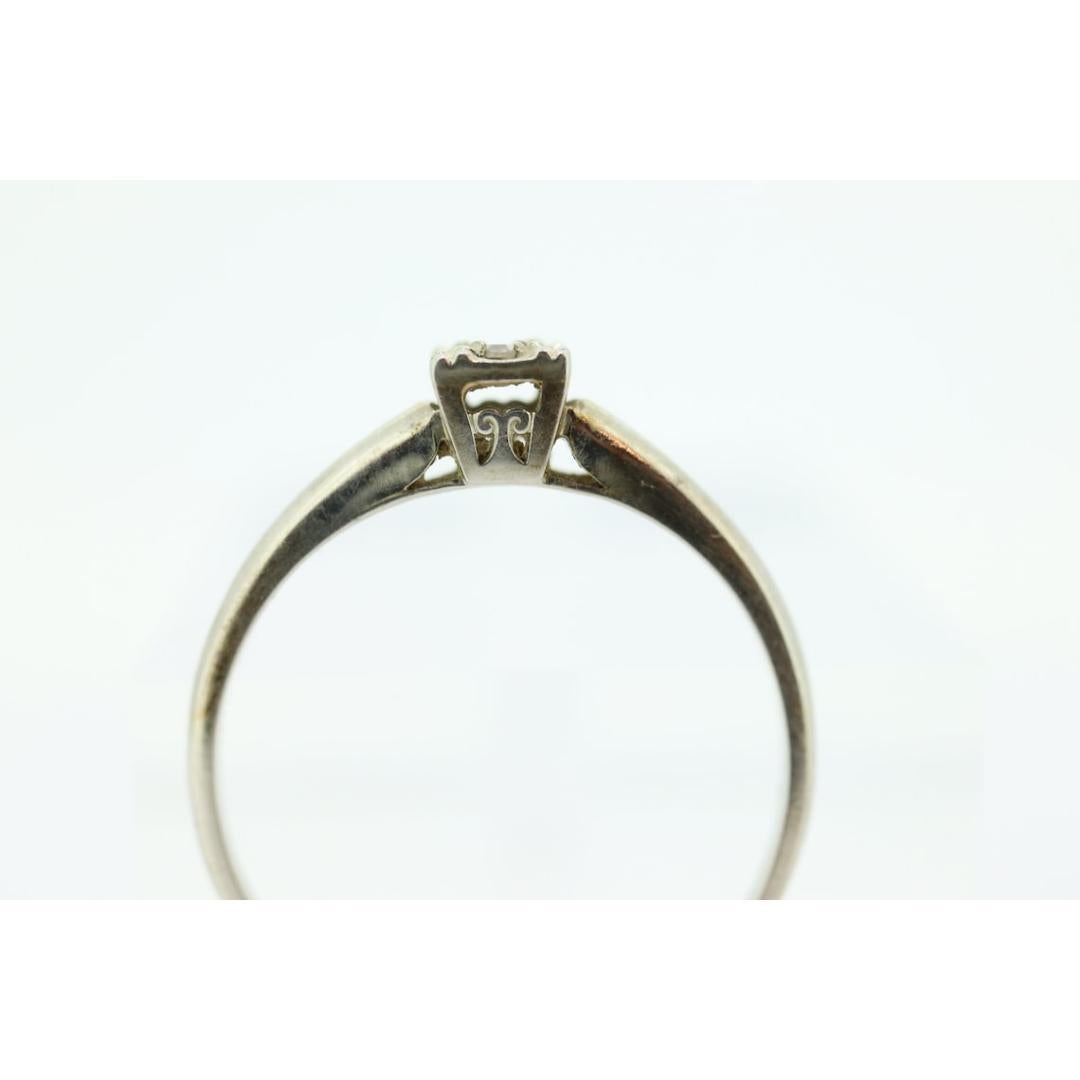 Art Deco Diamant Solitär Ring. 18k Gold quadratisch gefasster Diamant Solitär Ring. Damen im Angebot
