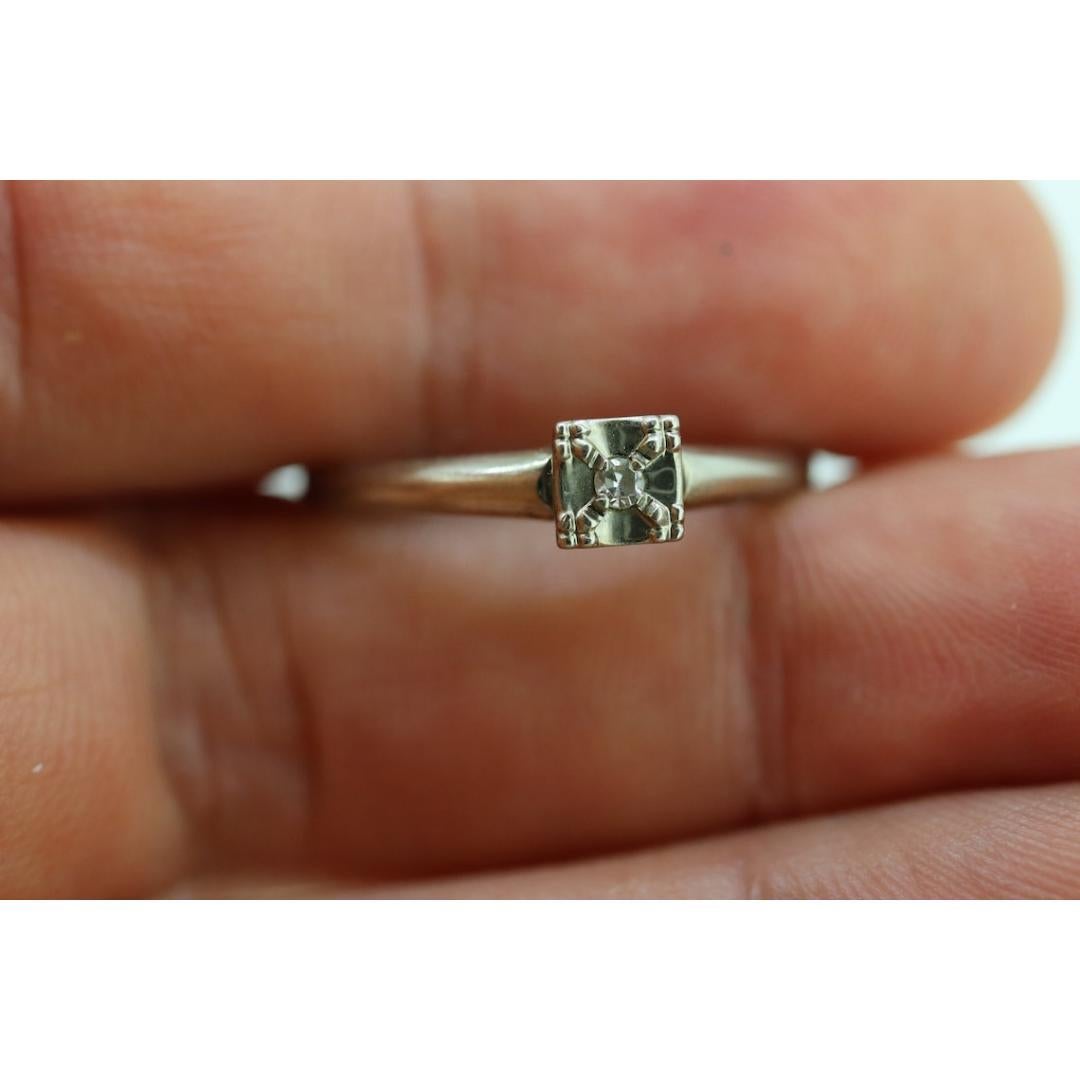 Art Deco Diamant Solitär Ring. 18k Gold quadratisch gefasster Diamant Solitär Ring. im Angebot 4