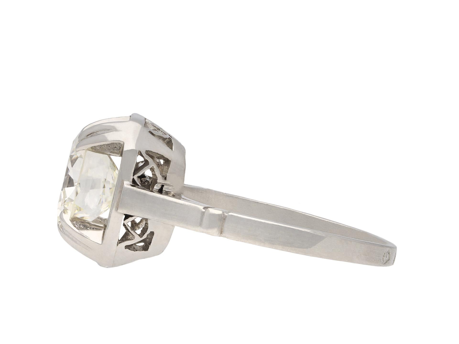 Solitär-Diamantring im Art-Deco-Stil. In der Mitte ein runder Diamant im Altschliff, Farbe K, Reinheit SI2, mit einem Gewicht von 2,80 Karat, in einer offenen, ausgefallenen Krallenfassung mit einem stilvollen, durchbrochenen quadratischen Ring mit