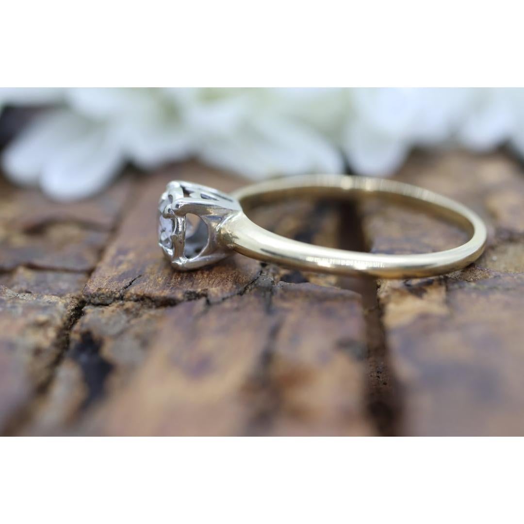 Vintage By aus den 1950er Jahren
Größe: 9 US
MATERIALIEN: Stein
Edelstein: Diamant
Edelsteinfarbe: Farblos
Bandfarbe: Gold

Stil: Art Deco

Erstaunlicher Art Deco Solitär-Ring. Diamant in einem quadratischen Tisch gefasst. 14k Weiß- und