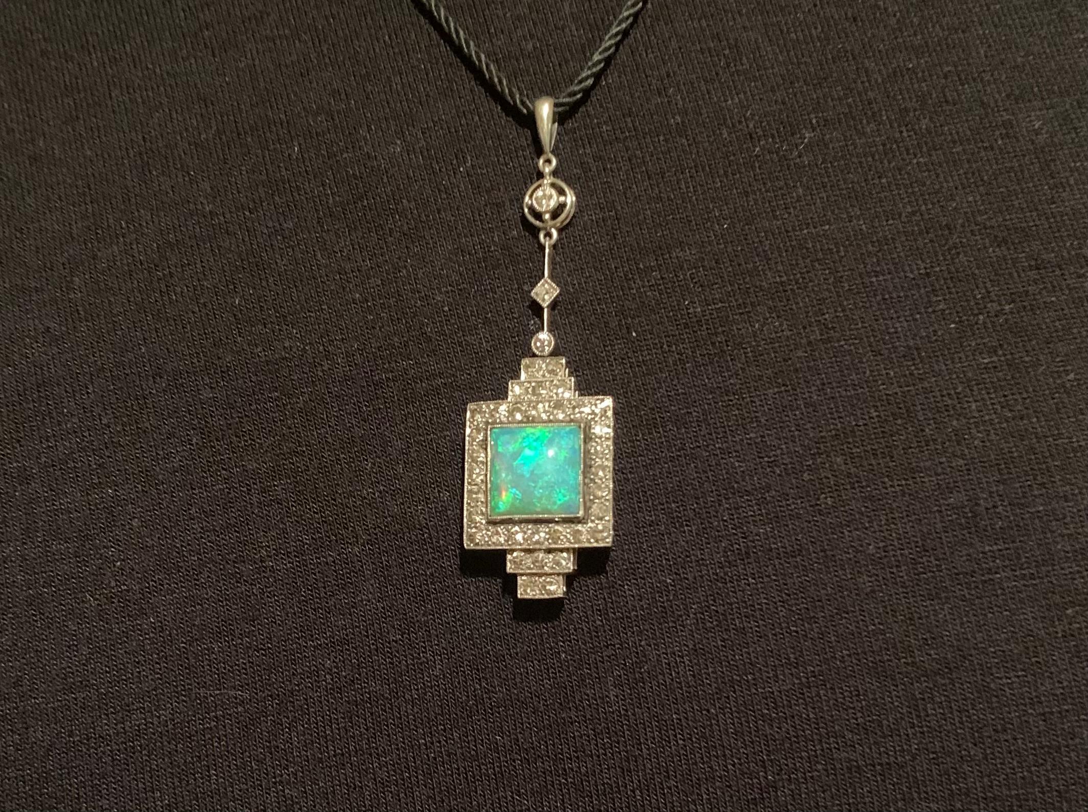 Pendentif Art Deco diamant taille carrée cabochon opale bleu-vert or blanc 18K en vente 4