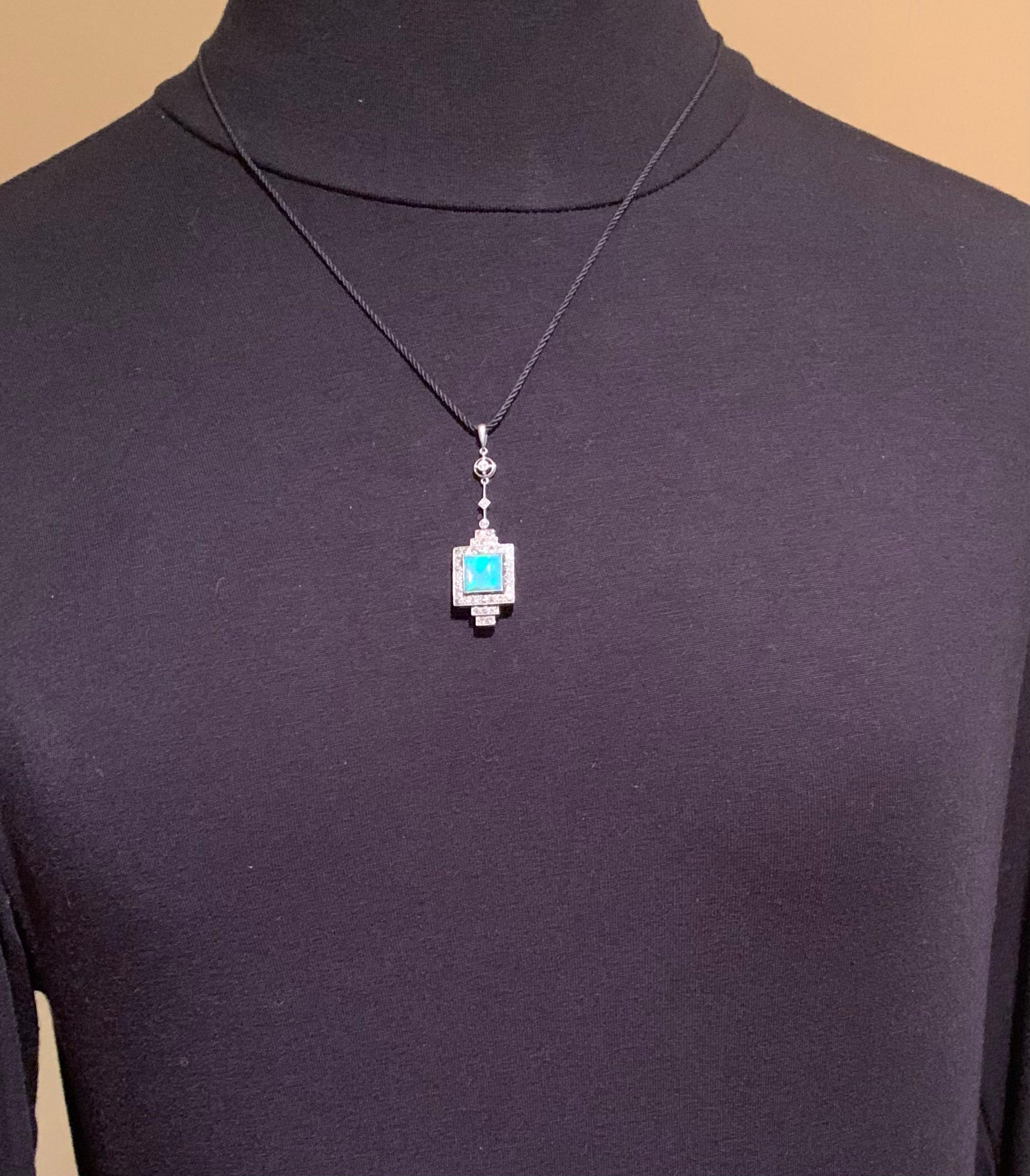 Pendentif Art Deco diamant taille carrée cabochon opale bleu-vert or blanc 18K en vente 5