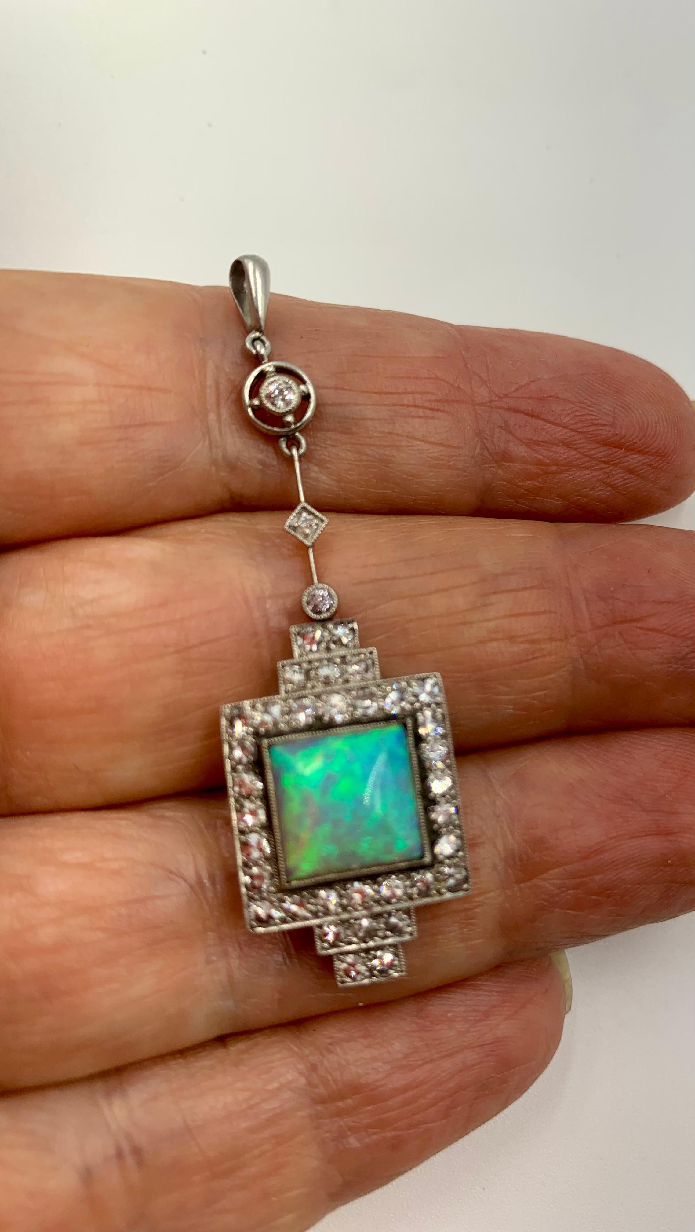 Pendentif Art Deco diamant taille carrée cabochon opale bleu-vert or blanc 18K en vente 6