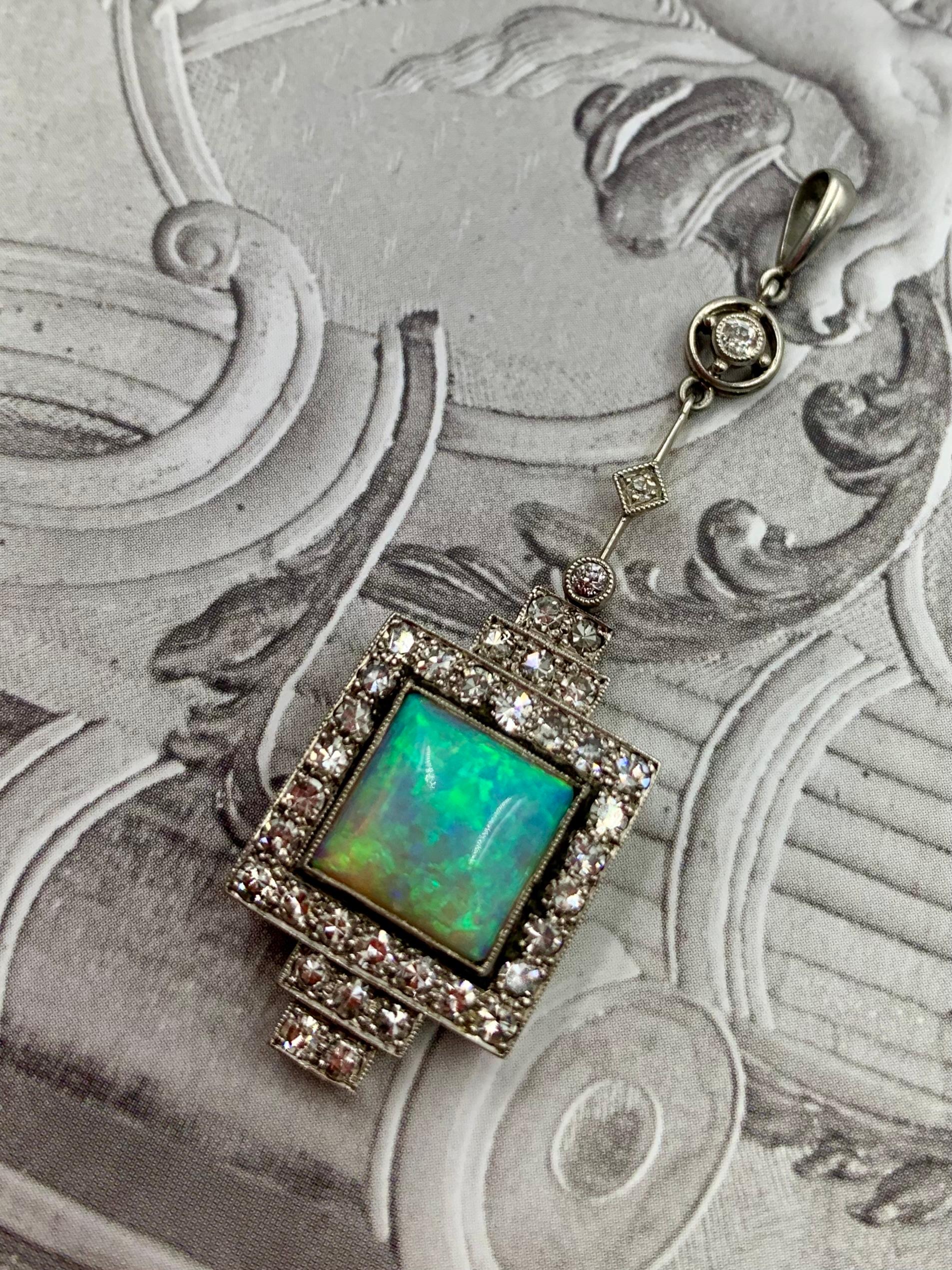 Taille cabochon Pendentif Art Deco diamant taille carrée cabochon opale bleu-vert or blanc 18K en vente