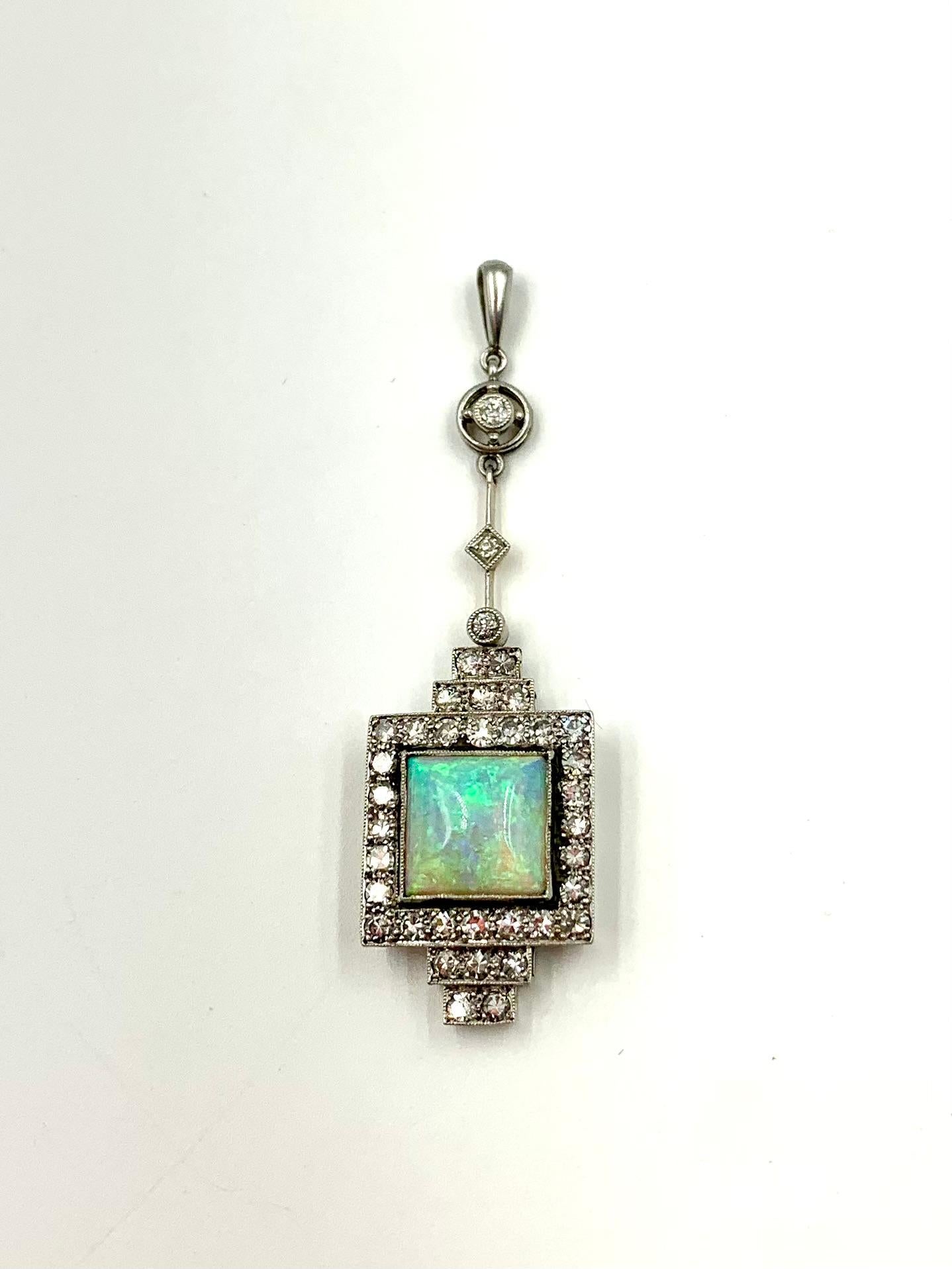 Pendentif Art Deco diamant taille carrée cabochon opale bleu-vert or blanc 18K Unisexe en vente