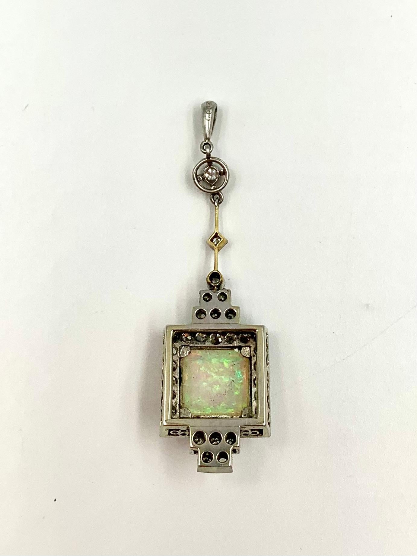 Pendentif Art Deco diamant taille carrée cabochon opale bleu-vert or blanc 18K en vente 1