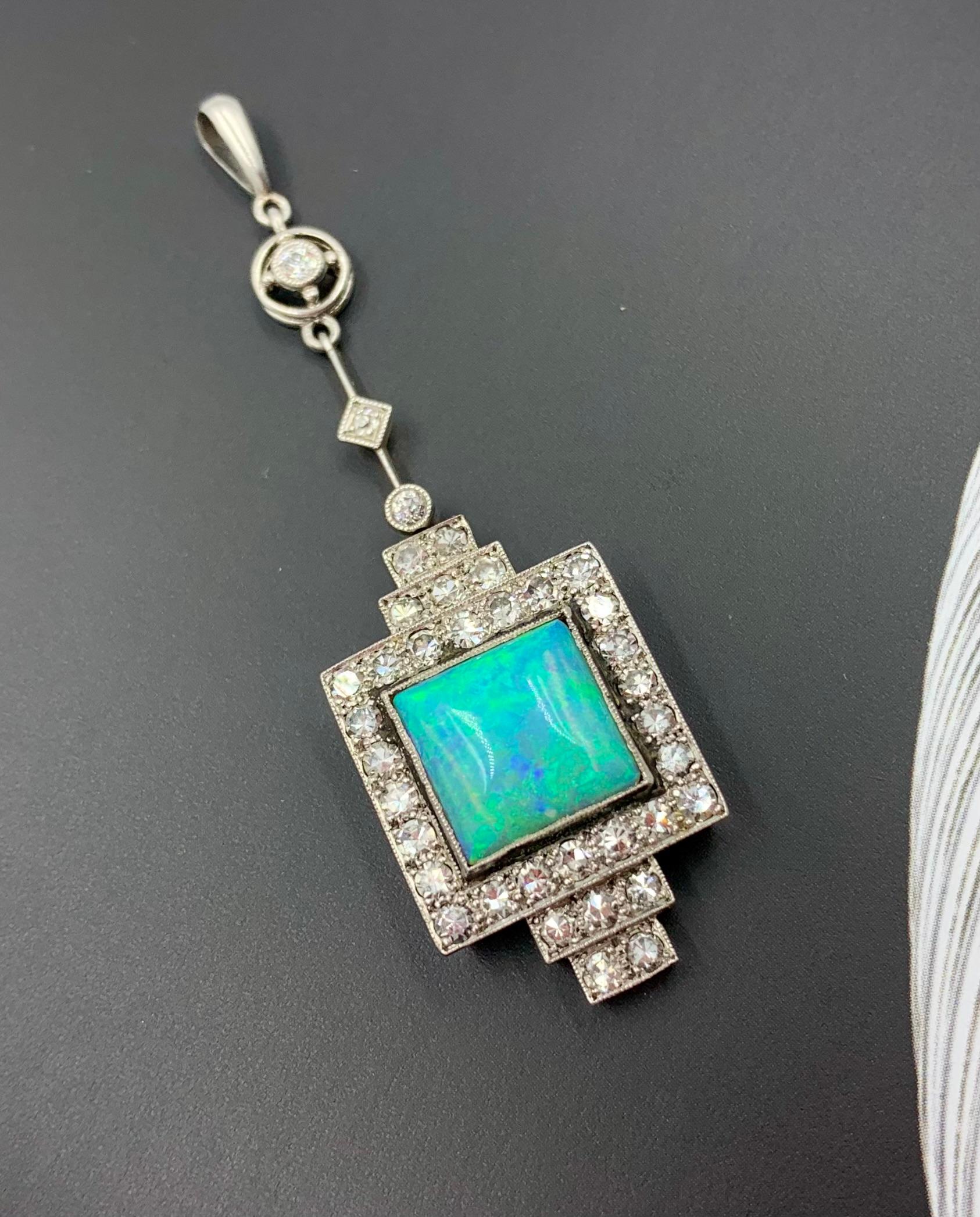 Pendentif Art Deco diamant taille carrée cabochon opale bleu-vert or blanc 18K en vente 2