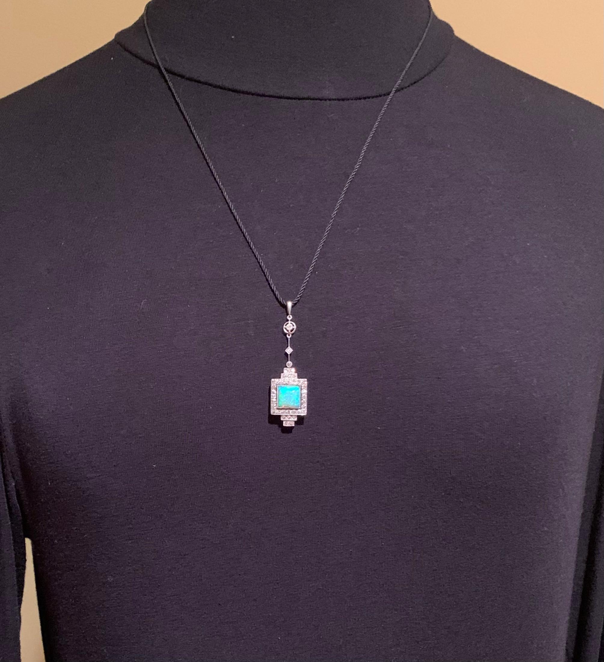 Pendentif Art Deco diamant taille carrée cabochon opale bleu-vert or blanc 18K en vente 3