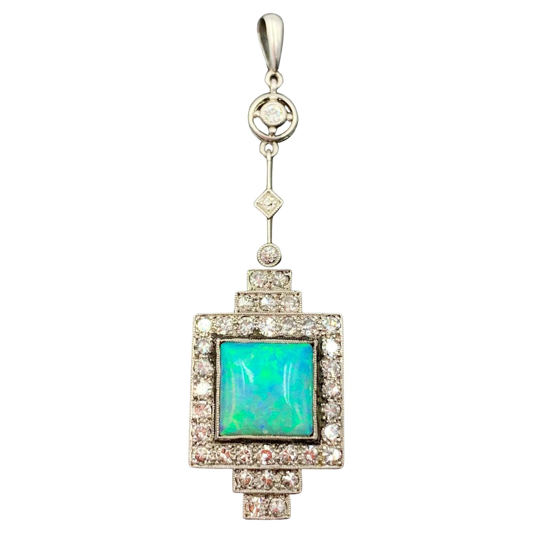 Pendentif Art Deco diamant taille carrée cabochon opale bleu-vert or blanc 18K en vente