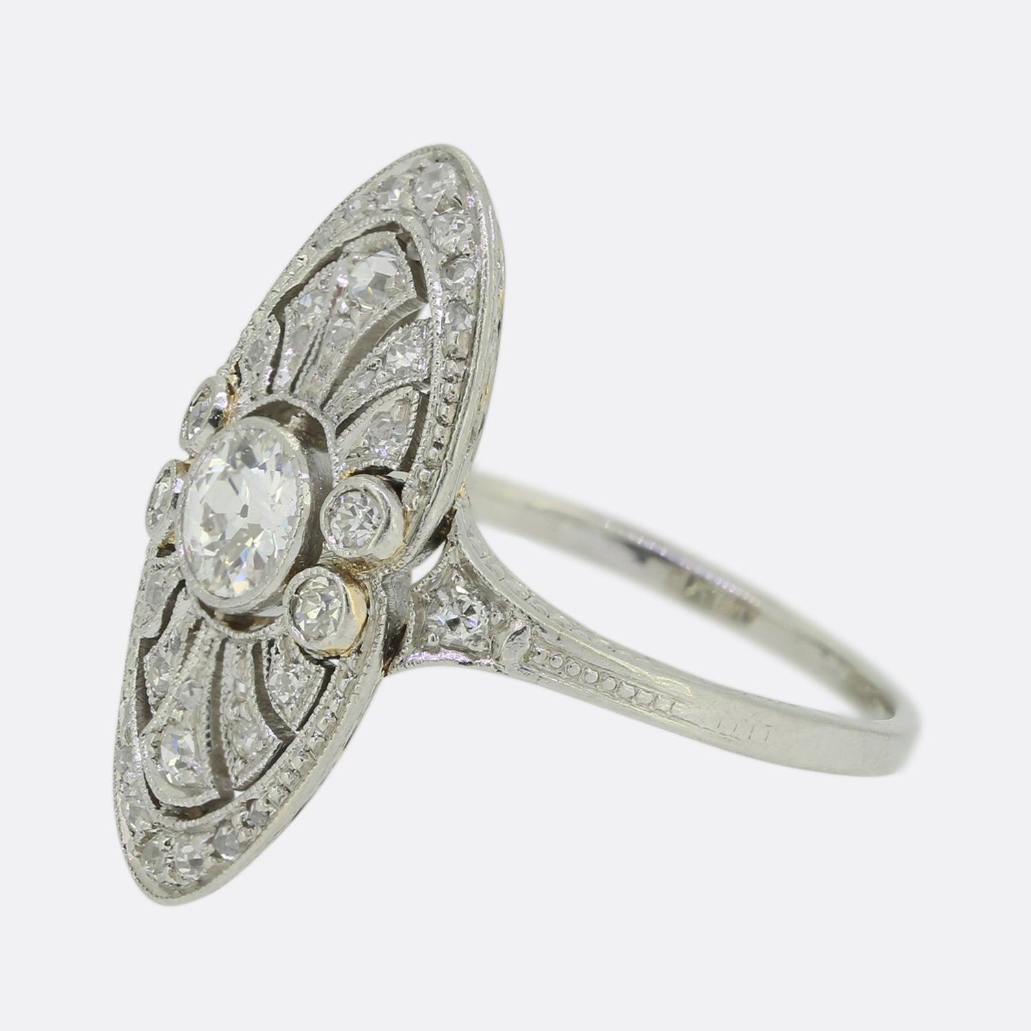 Dies ist ein wunderschöner Diamant-Tablettenring aus der Zeit des Art déco. In der Mitte des Rings befindet sich ein Diamant mit altem europäischem Schliff, der in eine Rub-Over-Fassung eingesetzt ist. Der Mittelstein ist von einer feinen