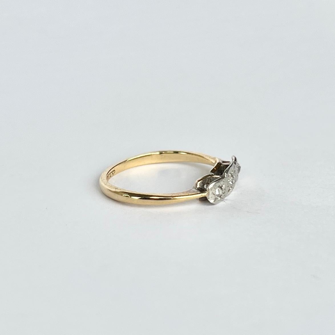 Art Deco Diamantring mit drei Steinen aus 18 Karat Gold mit Diamanten im Zustand „Gut“ im Angebot in Chipping Campden, GB