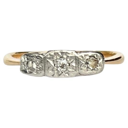 Art Deco Diamantring mit drei Steinen aus 18 Karat Gold mit Diamanten im Angebot