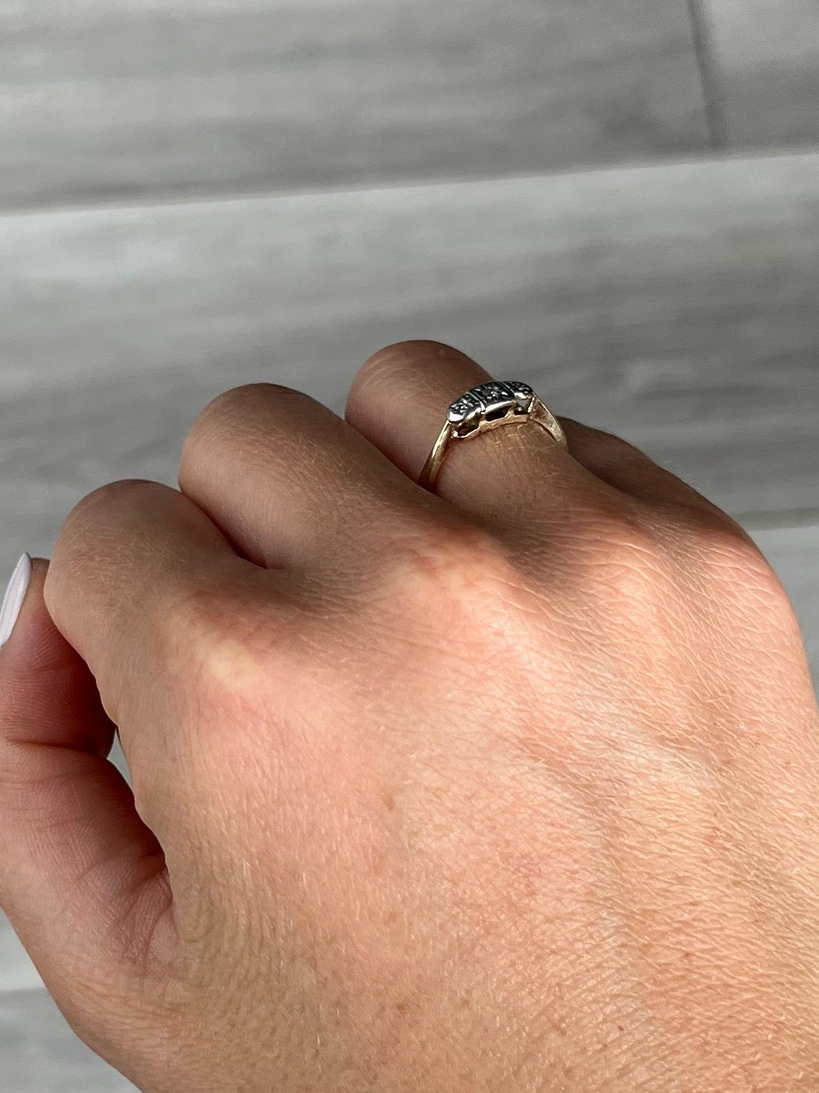 Round Cut Art Deco Diamond Three-Stone 9 Carat Gold Ring For Sale