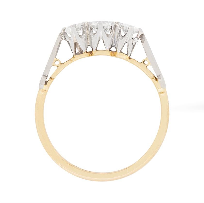 Dieser Ring stammt aus den 1930er Jahren und ist ein idealer Verlobungsring. Der Dreistein verfügt über einen zentralen Diamanten mit einem Gewicht von 0,35 Karat und zwei daneben liegende, horizontal gefasste Diamanten von 0,15 Karat. Sie sind alle