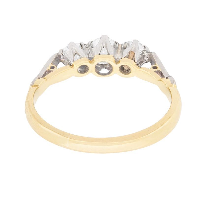 Art Deco Diamond Three-Stone Engagement Ring, circa 1930s In Good Condition For Sale In London, GB