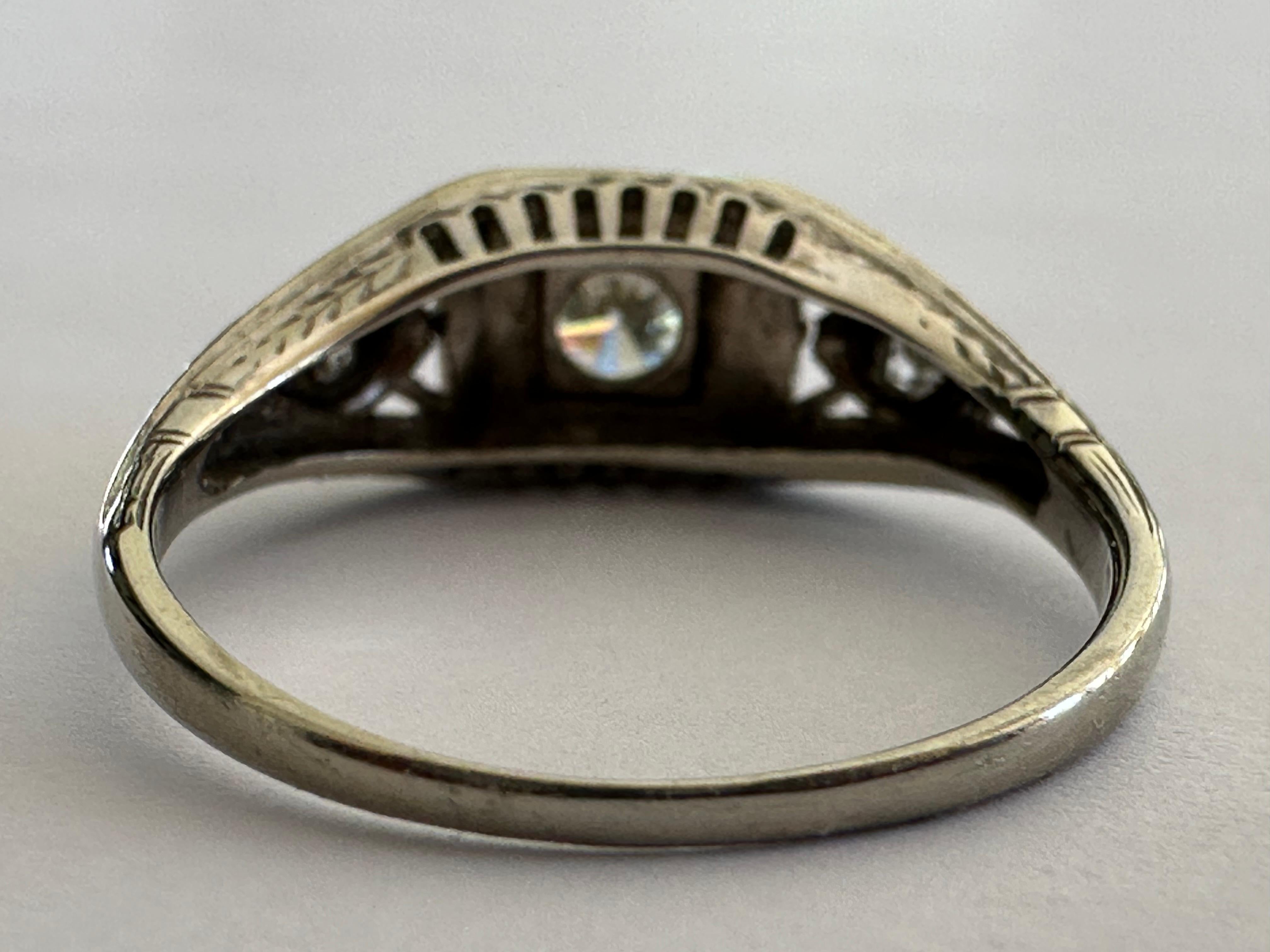 Taglio antico europeo Anello di fidanzamento a tre pietre con diamanti in stile Art Deco in vendita