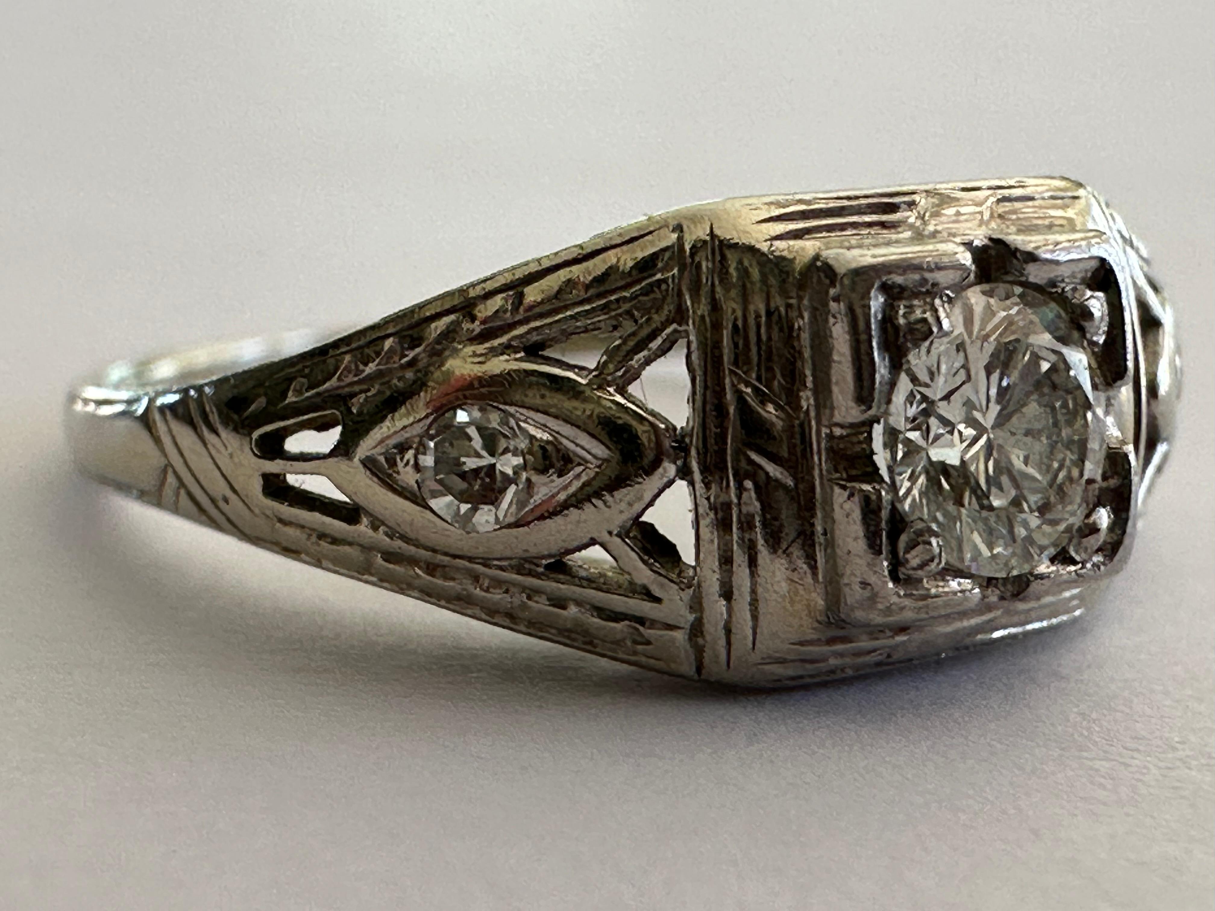 Art Deco Diamond Three-Stone Engagement Ring  For Sale 1