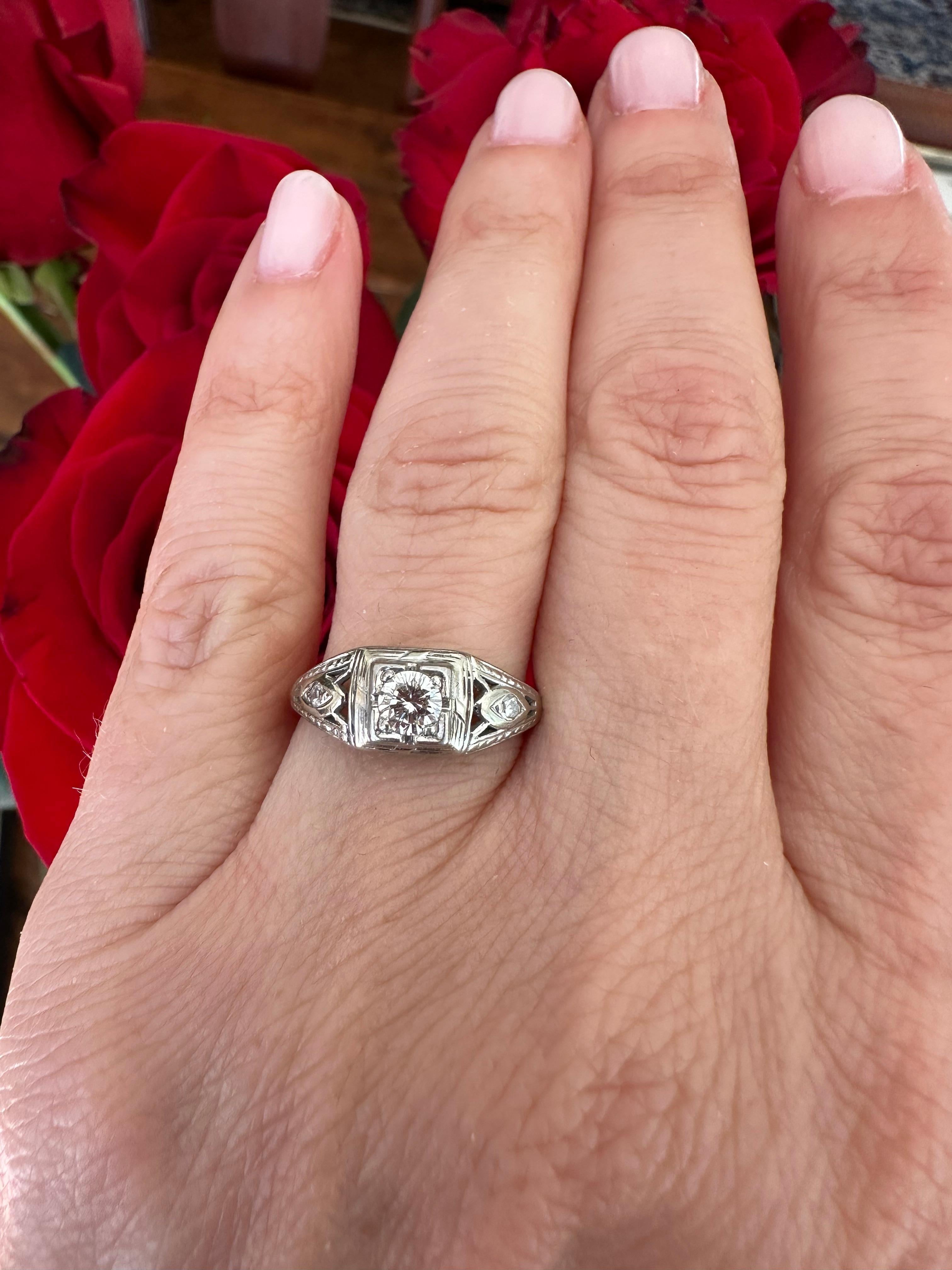 Anello di fidanzamento a tre pietre con diamanti in stile Art Deco in vendita 2