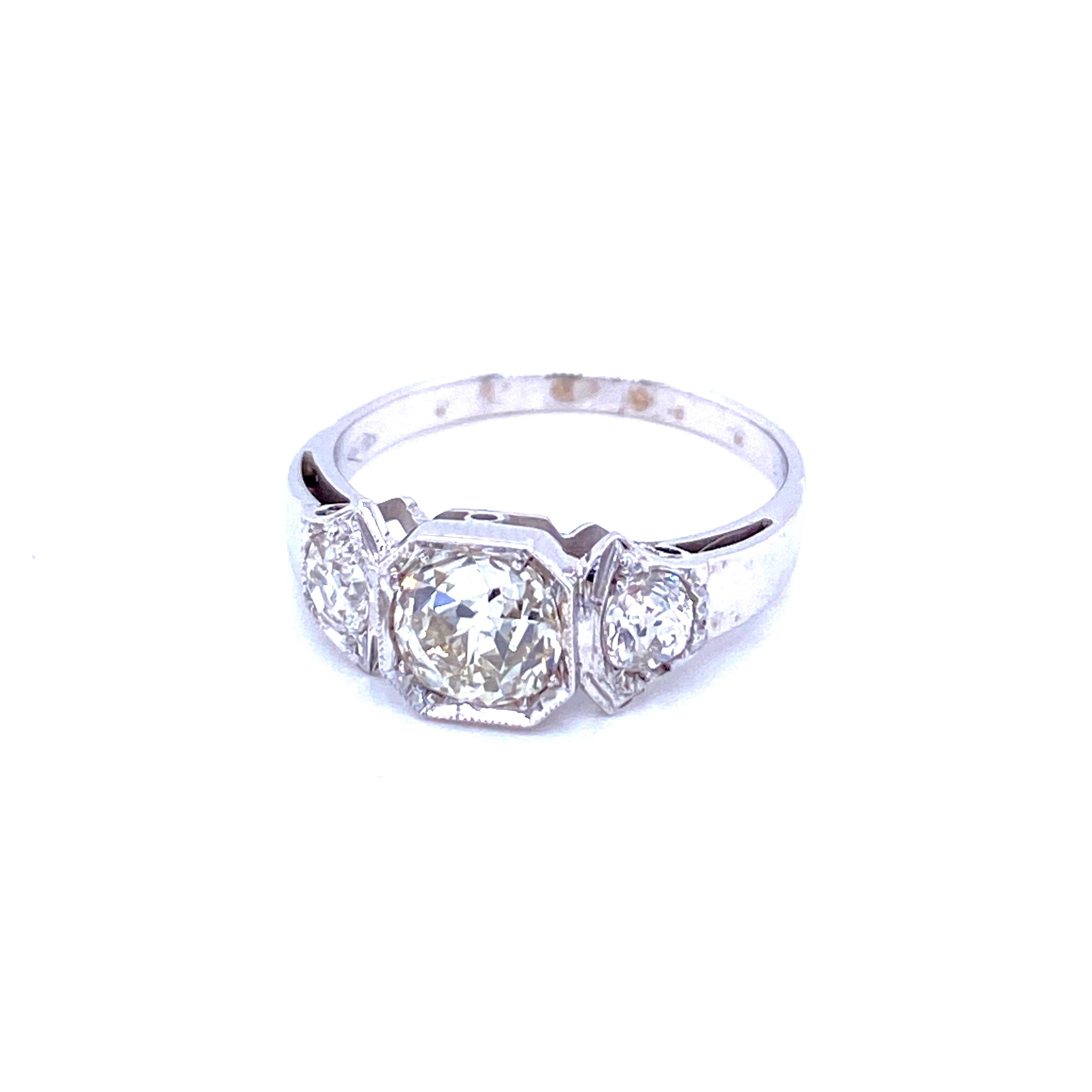 Art Deco Diamond Three-Stone Gold Ring In Excellent Condition In Napoli, Italy