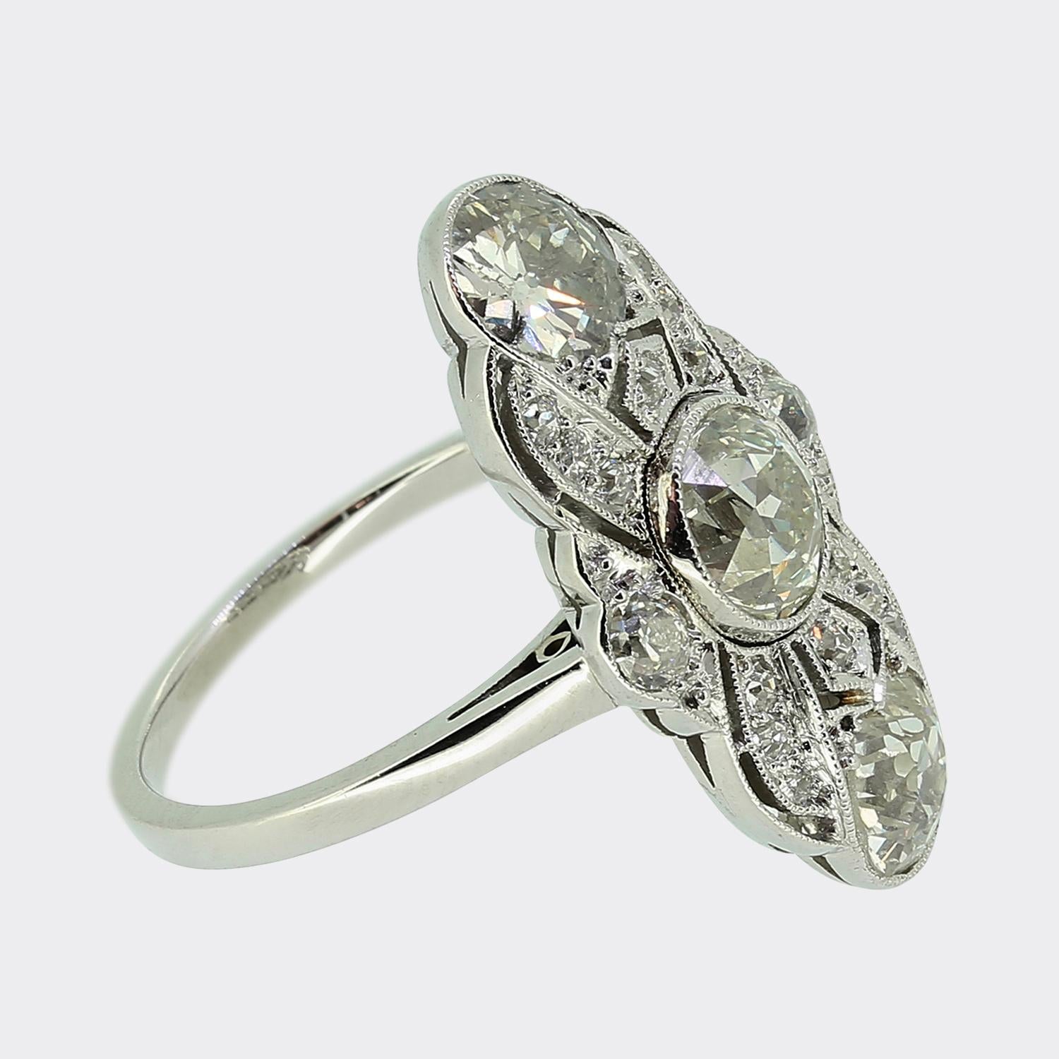 Taglio antico europeo Anello a tre pietre con diamante Art Déco in vendita