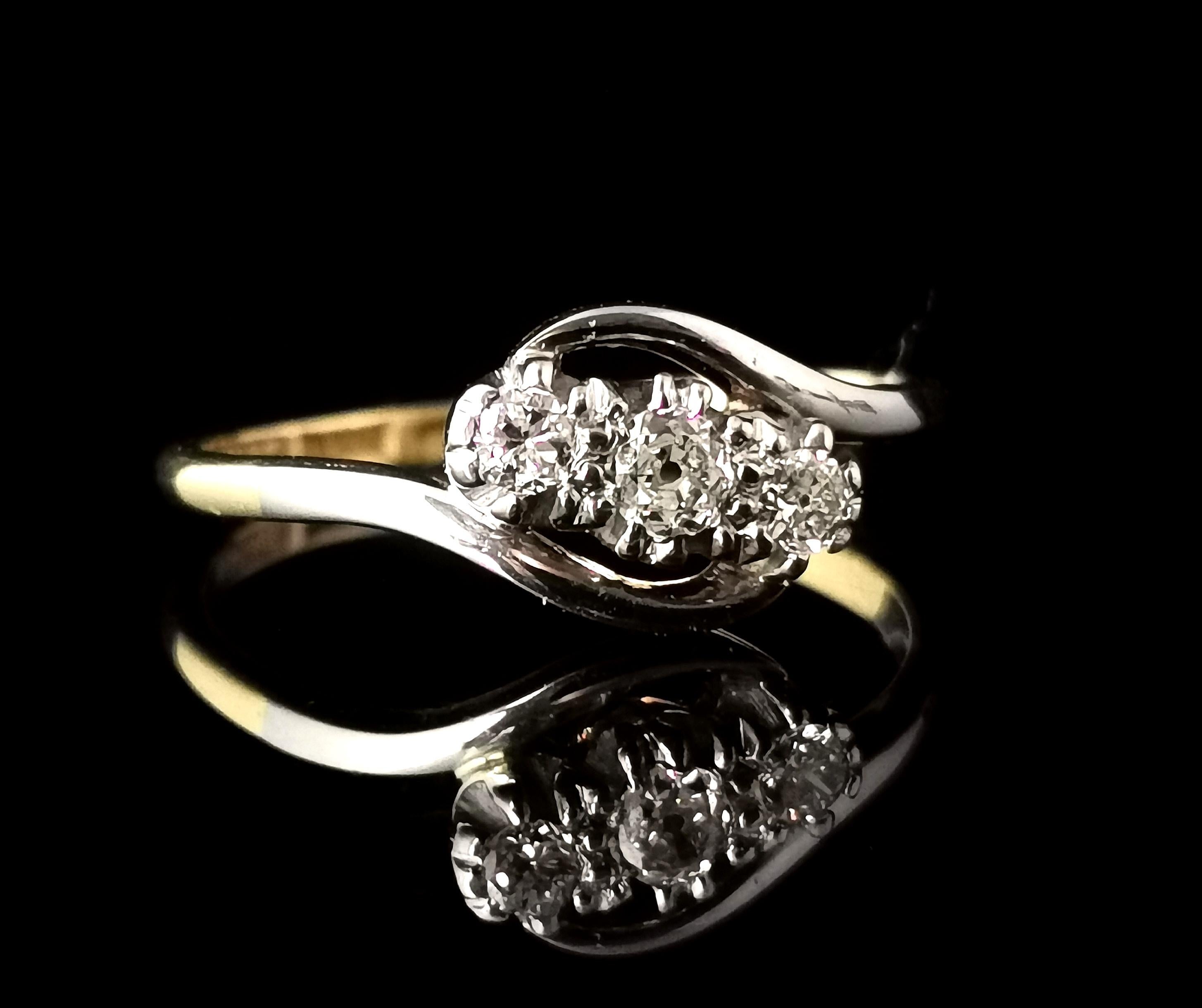 Ein schöner Vintage Art Deco Diamant, Crossover Trilogie Ring.

Eine dekadente Schönheit, die sich als wunderschöner Art-Verlobungsring oder einfach als Geschenk für sich selbst oder einen besonderen Menschen eignet.

Glattes und reichhaltiges Band