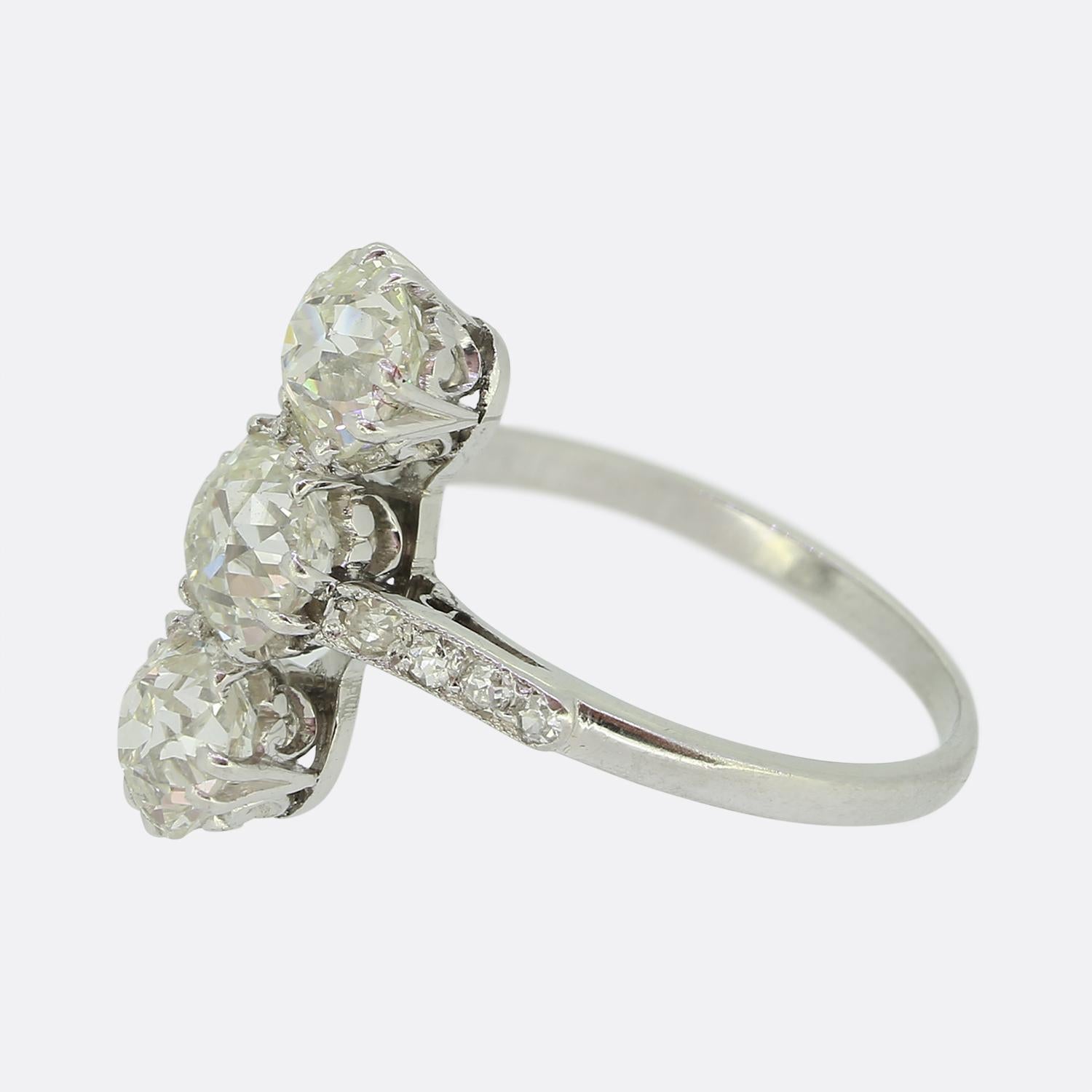 Si tratta di uno splendido e raro anello a tre pietre con taglio antico incastonate verticalmente. L'anello presenta tre splendidi diamanti bianchi brillanti, perfettamente abbinati per colore e purezza. I diamanti sono di qualità eccezionale e