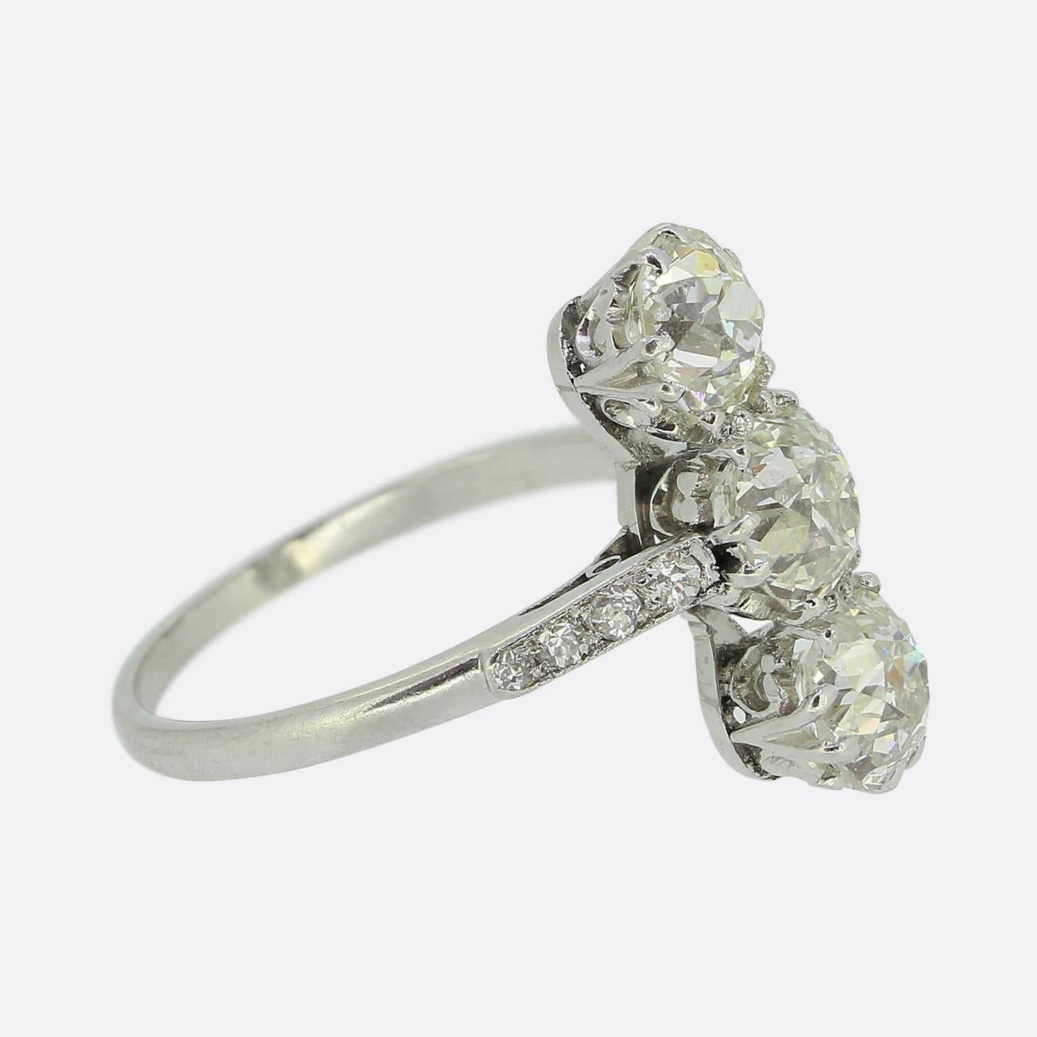 Taglio vecchia miniera Anello a tre pietre verticale con diamante Art Déco in vendita