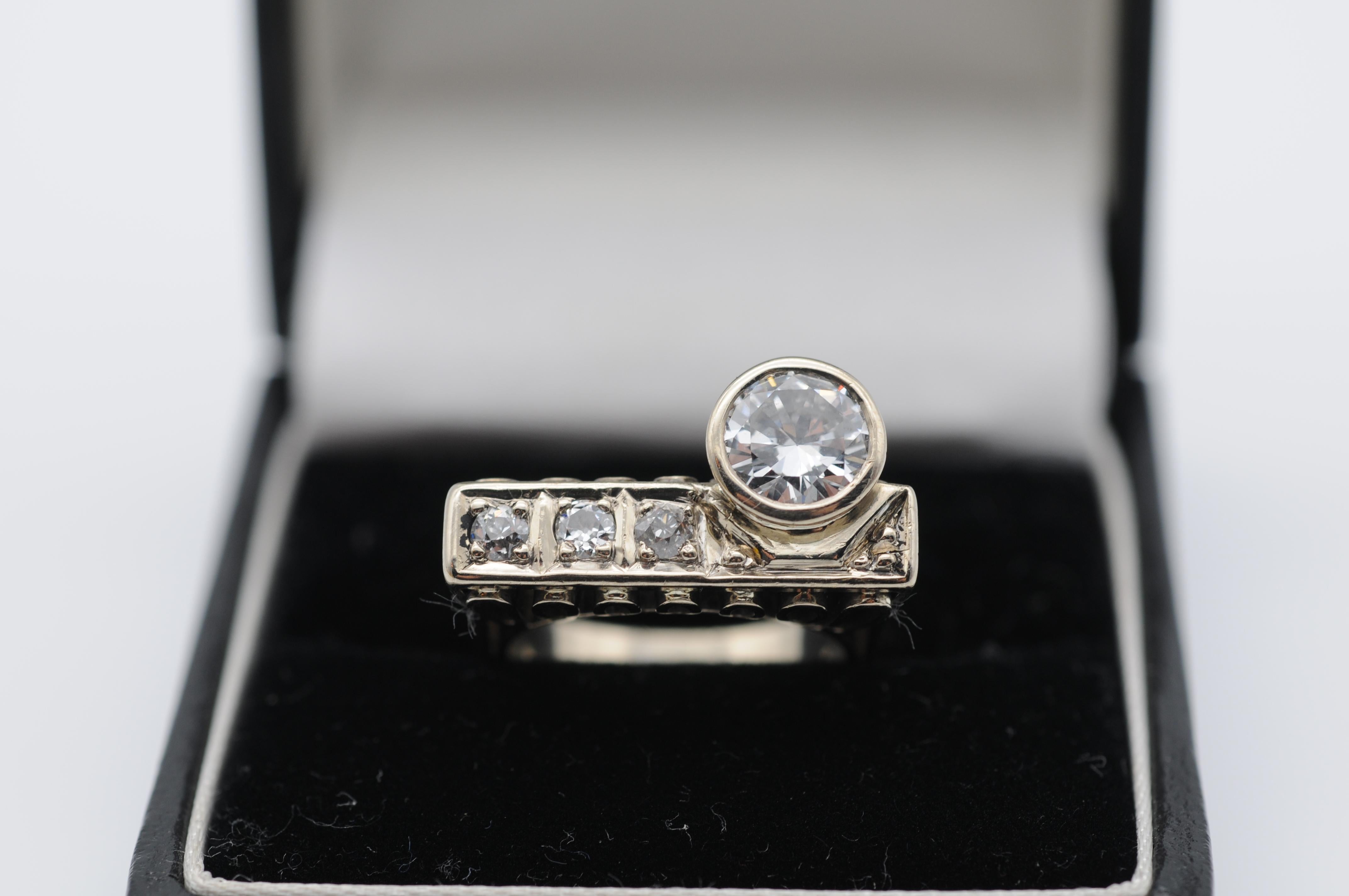 Gönnen Sie sich den Inbegriff von Raffinesse und Luxus mit diesem exquisiten Solitär-Brillantring mit 1,10 Karat aus 14 Karat Weißgold. Der Ring ist mit einem atemberaubenden Diamanten von 1,10 Karat besetzt, der fachmännisch bearbeitet wurde, um