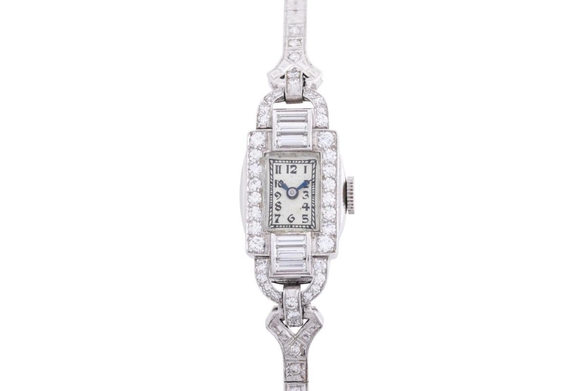 A women's watch from the Art Deco period comes from the United States, around 1930.

Preserved in original box Lee Gilbert (Chicago)

Set with diamonds with a total weight of approximately 1.70 ct

Case made of platinum, bracelet made of 14-carat