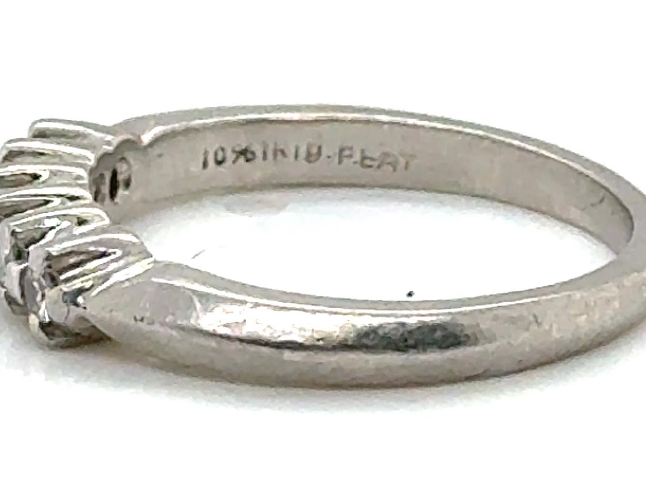 Taglio rotondo Anello nuziale Art Deco con diamante e fascia per l'anniversario in platino da 0,10 carati degli anni '30 in vendita